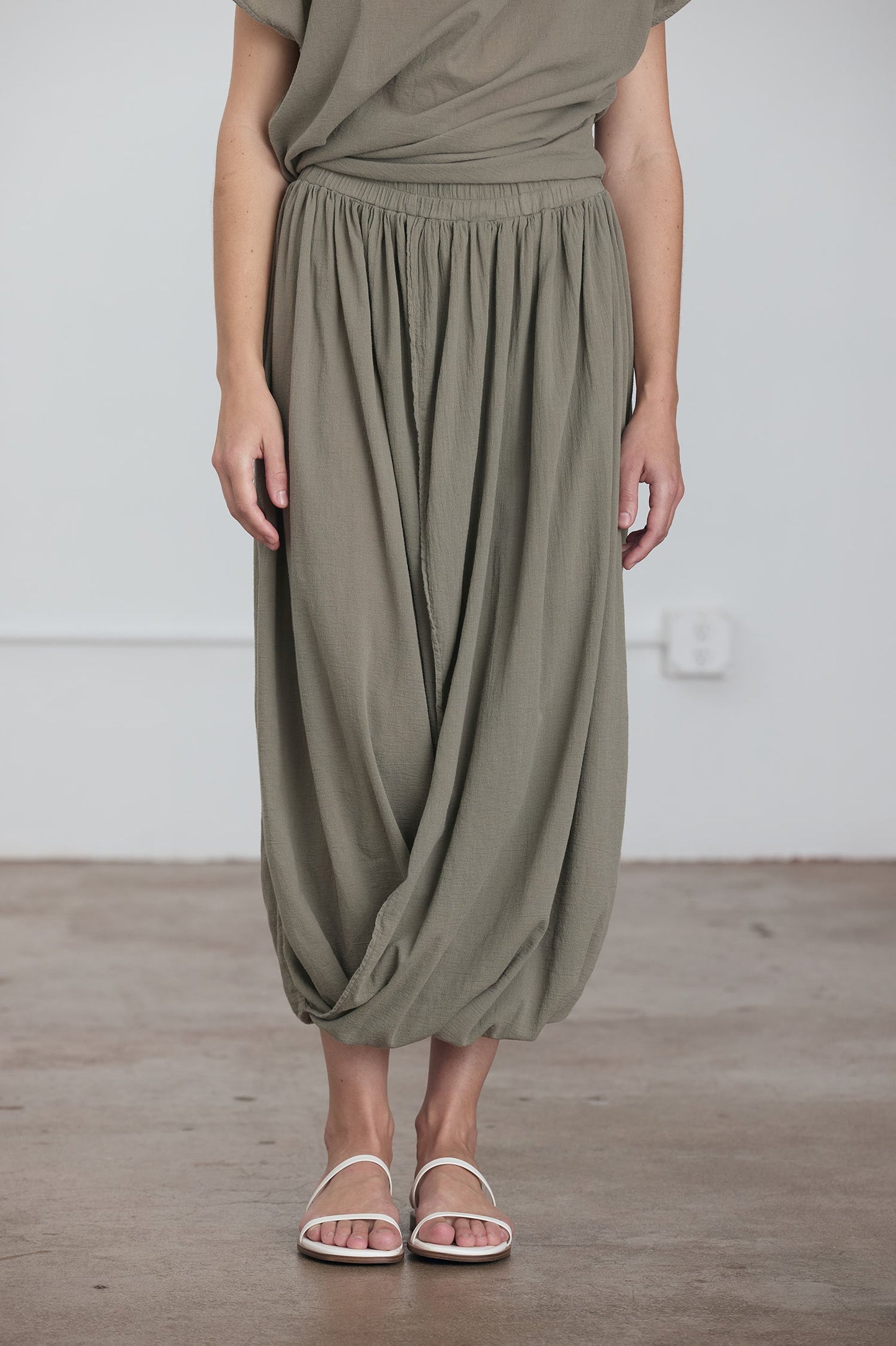 GREEK COLUMN SKIRT / CEMENT