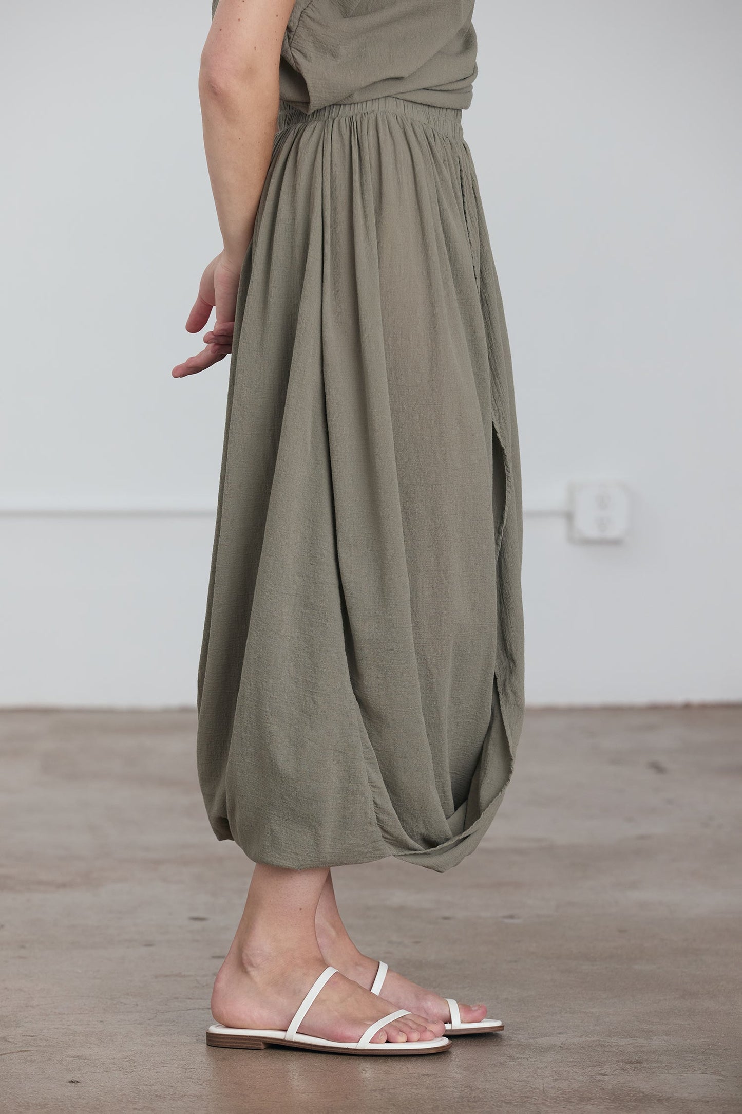 GREEK COLUMN SKIRT / CEMENT