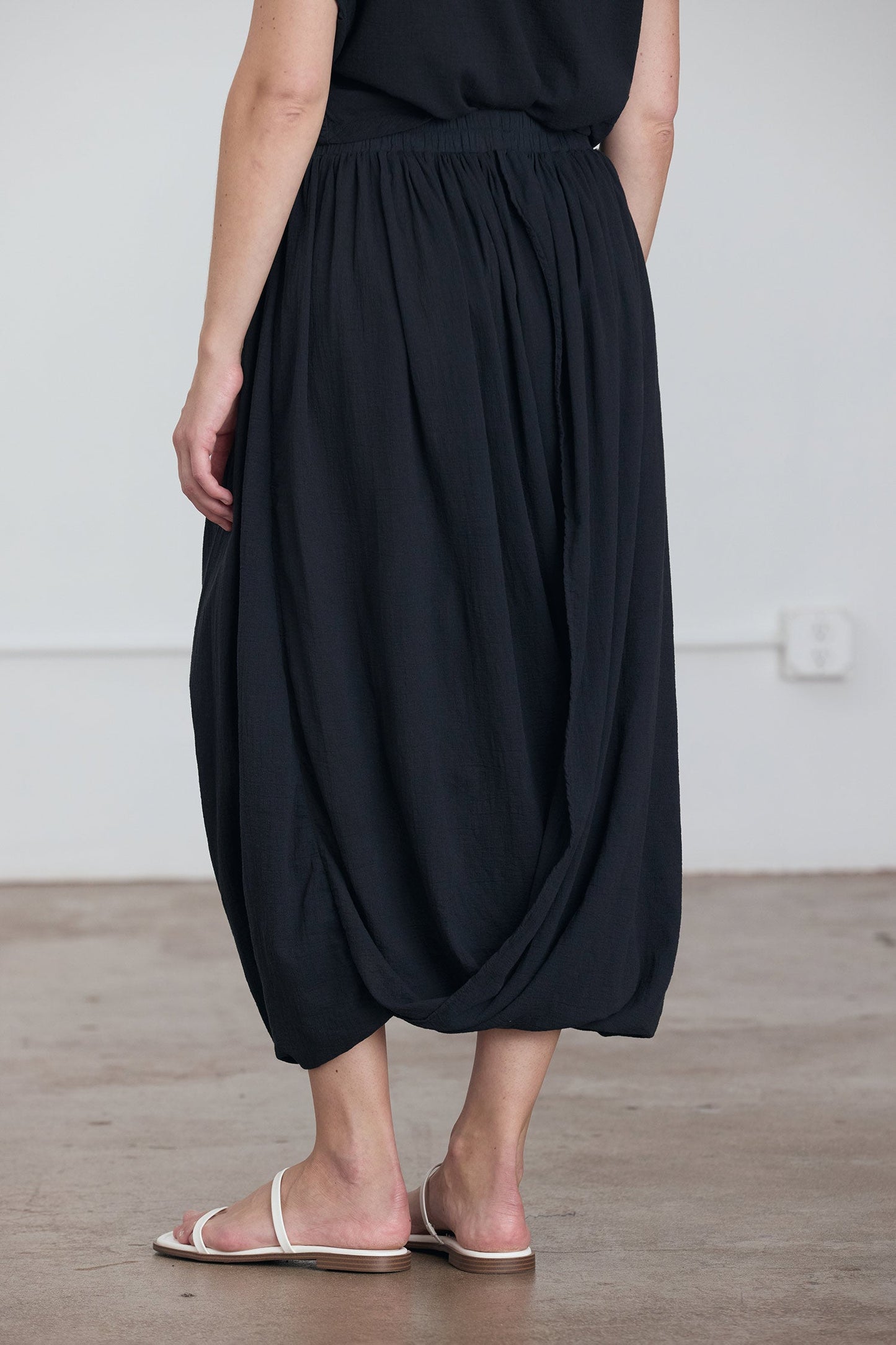 GREEK COLUMN SKIRT / SUMI BLACK