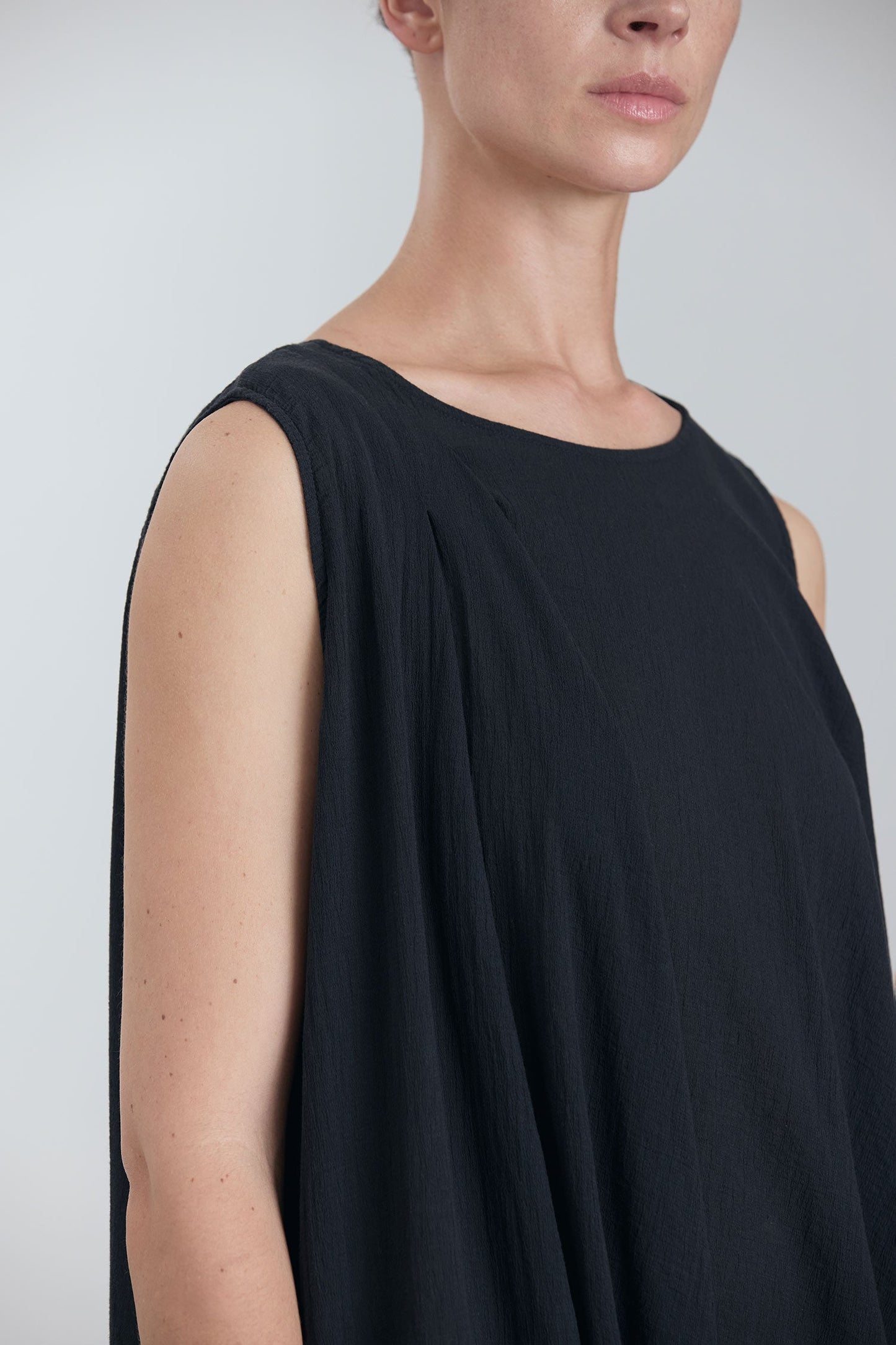 GREEK COLUMN DRESS / SUMI BLACK