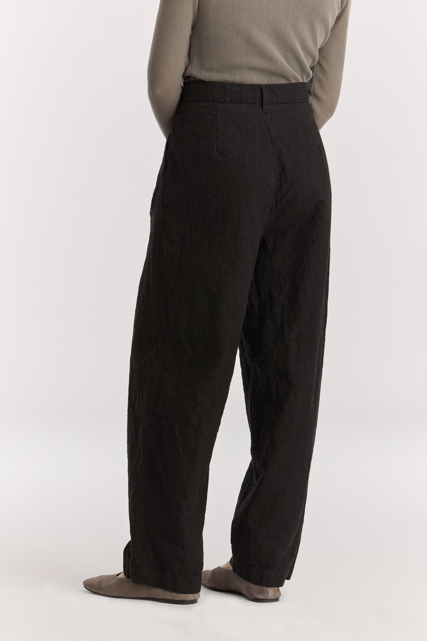 Crinkled trousers / Black
Crinkled textured
Slightly wide silhouette
Slash pockets
60% Japanese Linen, 40% Japanese Cotton
Cold machine or hand wash, tumble dry low or dry flat, no bleach
Style Number: JC-LST07
Slightly oversized fit
Made in USA
