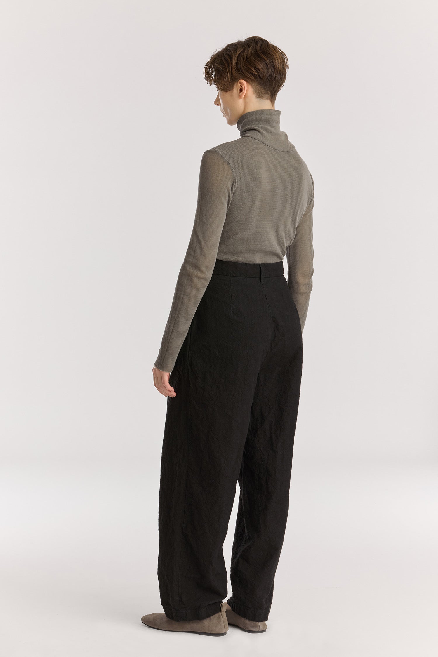 Crinkled trousers / Black
Crinkled textured
Slightly wide silhouette
Slash pockets
60% Japanese Linen, 40% Japanese Cotton
Cold machine or hand wash, tumble dry low or dry flat, no bleach
Style Number: JC-LST07
Slightly oversized fit
Made in USA