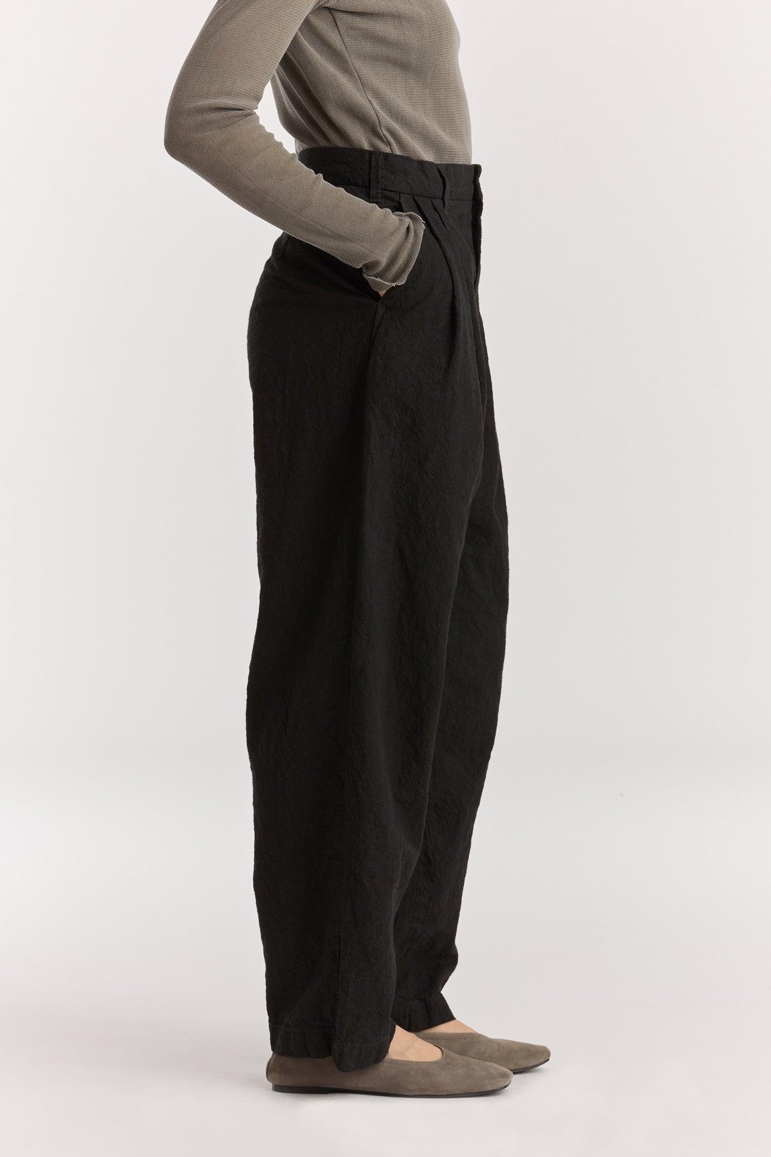 Crinkled trousers / Black
Crinkled textured
Slightly wide silhouette
Slash pockets
60% Japanese Linen, 40% Japanese Cotton
Cold machine or hand wash, tumble dry low or dry flat, no bleach
Style Number: JC-LST07
Slightly oversized fit
Made in USA