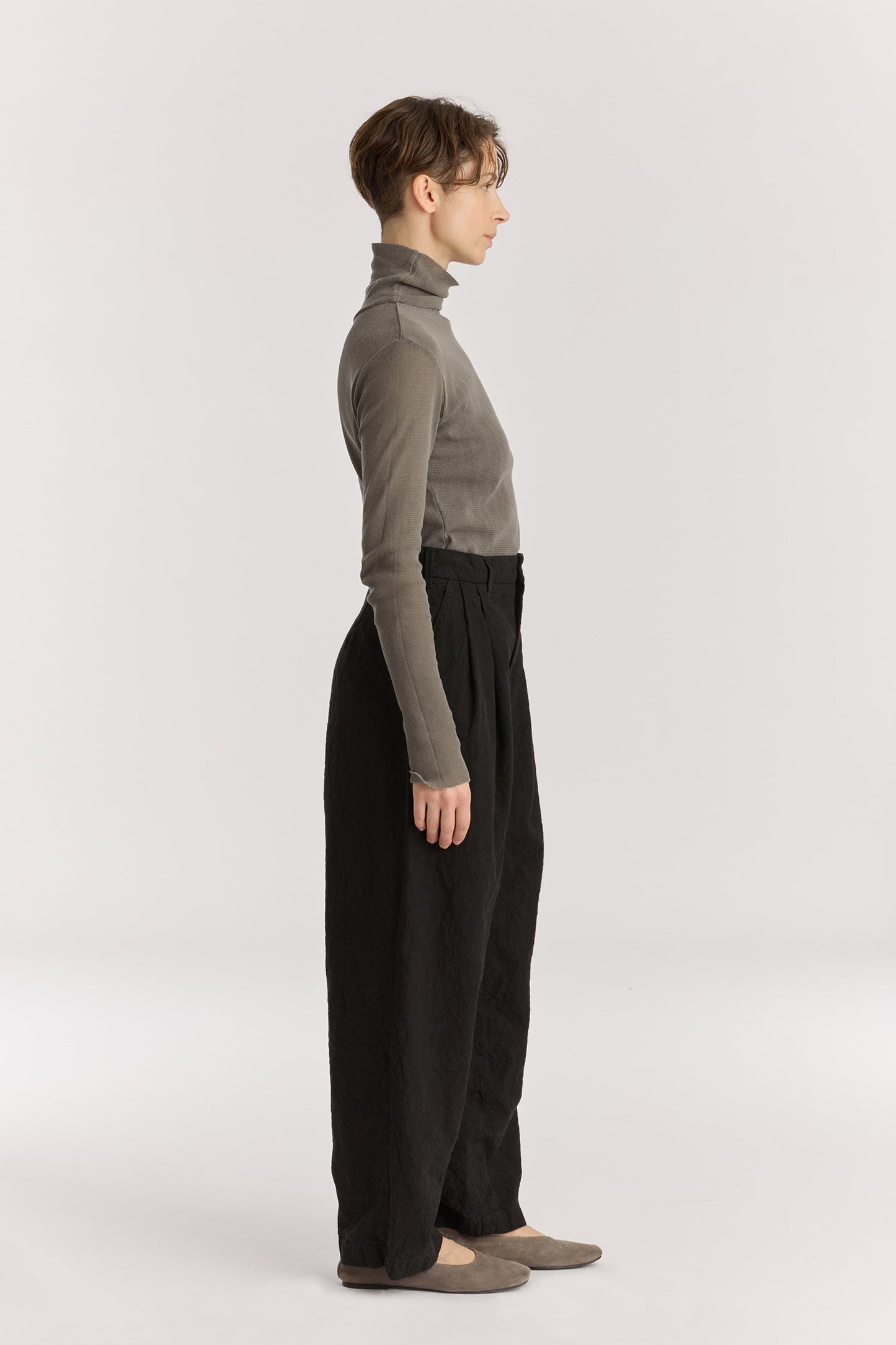 Crinkled trousers / Black
Crinkled textured
Slightly wide silhouette
Slash pockets
60% Japanese Linen, 40% Japanese Cotton
Cold machine or hand wash, tumble dry low or dry flat, no bleach
Style Number: JC-LST07
Slightly oversized fit
Made in USA