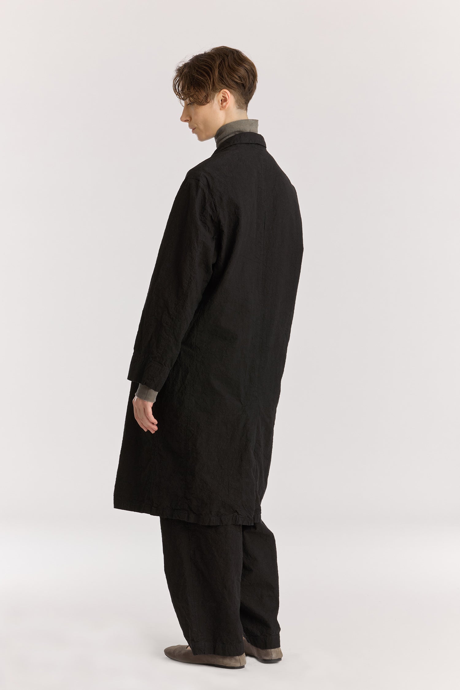 CRINKLED COAT / BLACK
Crinkled texture
Dropped shoulder
Welted pockets at the front
Slit at the back
60% Japanese Linen, 40% Japanese Cotton
Cold machine or hand wash, tumble dry low or dry flat, no bleach
Style Number: JC-LC05
Regular fit
Made in Japan