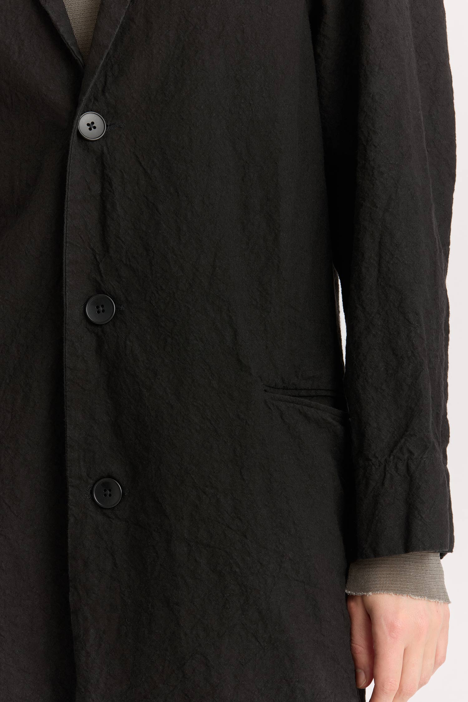 CRINKLED COAT / BLACK
Crinkled texture
Dropped shoulder
Welted pockets at the front
Slit at the back
60% Japanese Linen, 40% Japanese Cotton
Cold machine or hand wash, tumble dry low or dry flat, no bleach
Style Number: JC-LC05
Regular fit
Made in Japan
