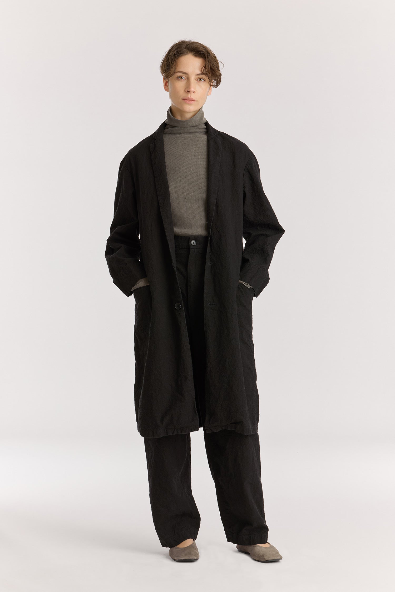 CRINKLED COAT / BLACK
Crinkled texture
Dropped shoulder
Welted pockets at the front
Slit at the back
60% Japanese Linen, 40% Japanese Cotton
Cold machine or hand wash, tumble dry low or dry flat, no bleach
Style Number: JC-LC05
Regular fit
Made in Japan