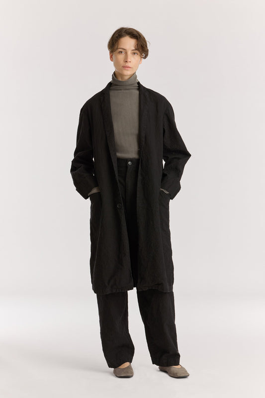 CRINKLED COAT / BLACK
Crinkled texture
Dropped shoulder
Welted pockets at the front
Slit at the back
60% Japanese Linen, 40% Japanese Cotton
Cold machine or hand wash, tumble dry low or dry flat, no bleach
Style Number: JC-LC05
Regular fit
Made in Japan