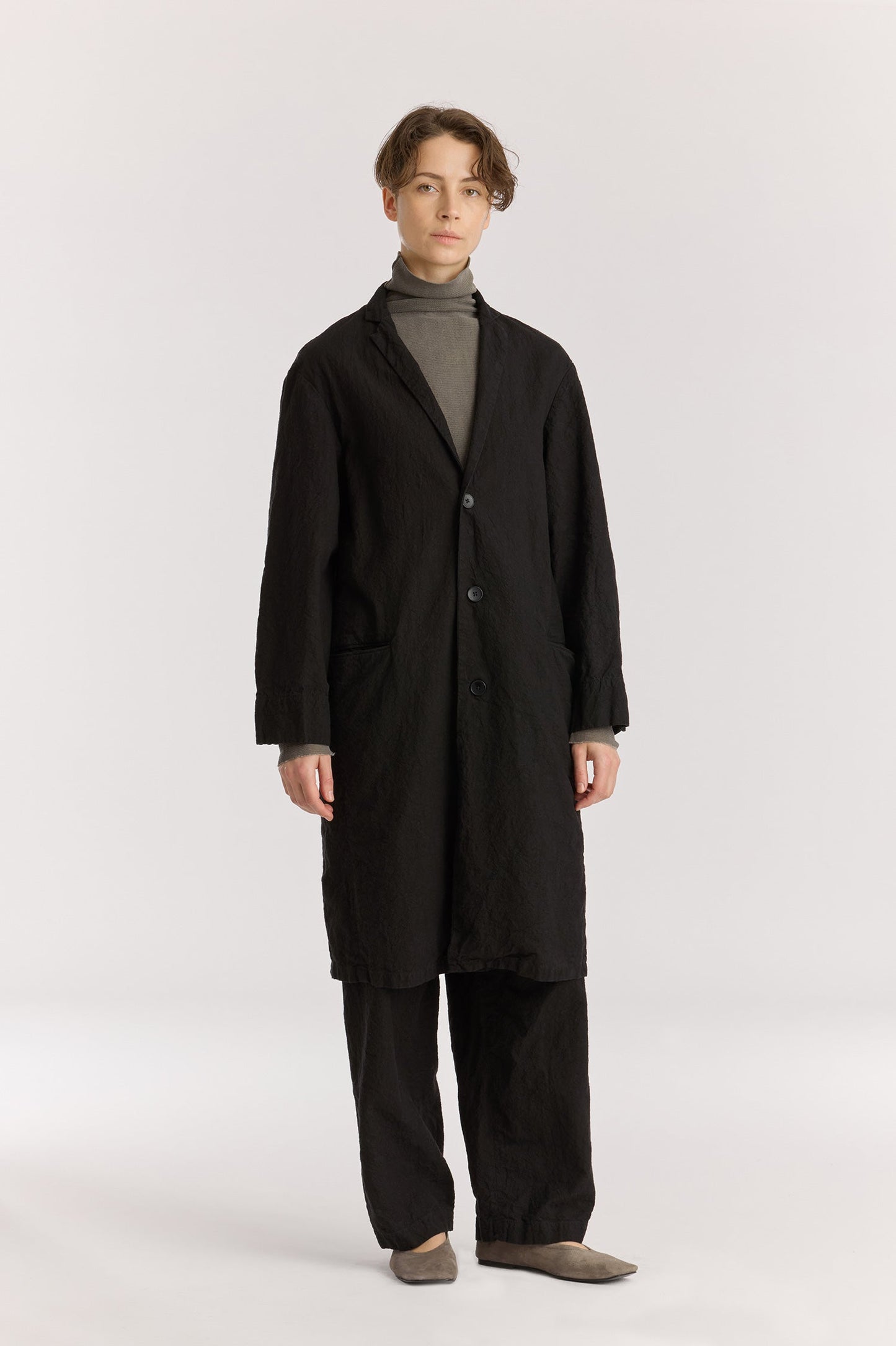 CRINKLED COAT / BLACK
Crinkled texture
Dropped shoulder
Welted pockets at the front
Slit at the back
60% Japanese Linen, 40% Japanese Cotton
Cold machine or hand wash, tumble dry low or dry flat, no bleach
Style Number: JC-LC05
Regular fit
Made in Japan