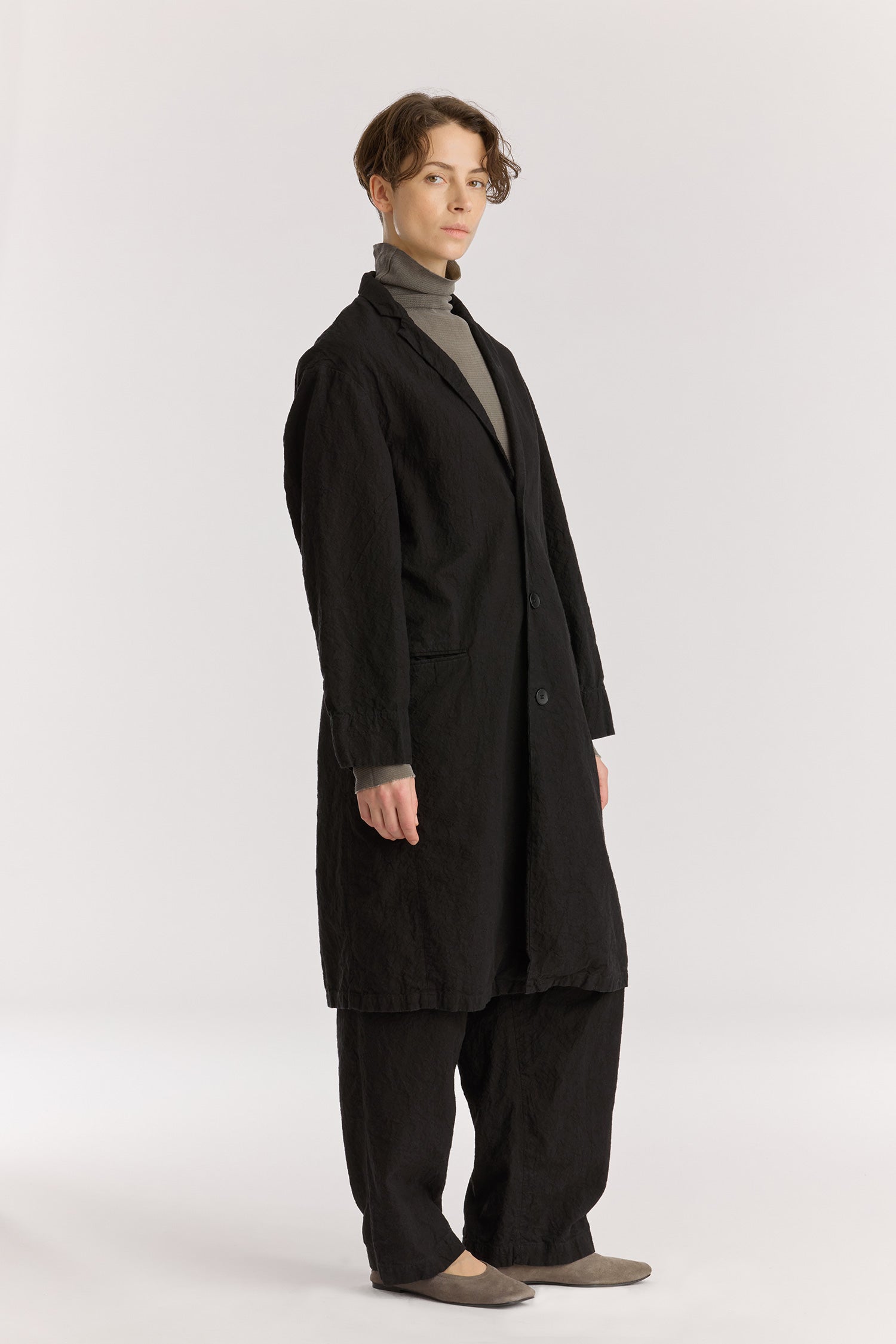 CRINKLED COAT / BLACK
Crinkled texture
Dropped shoulder
Welted pockets at the front
Slit at the back
60% Japanese Linen, 40% Japanese Cotton
Cold machine or hand wash, tumble dry low or dry flat, no bleach
Style Number: JC-LC05
Regular fit
Made in Japan