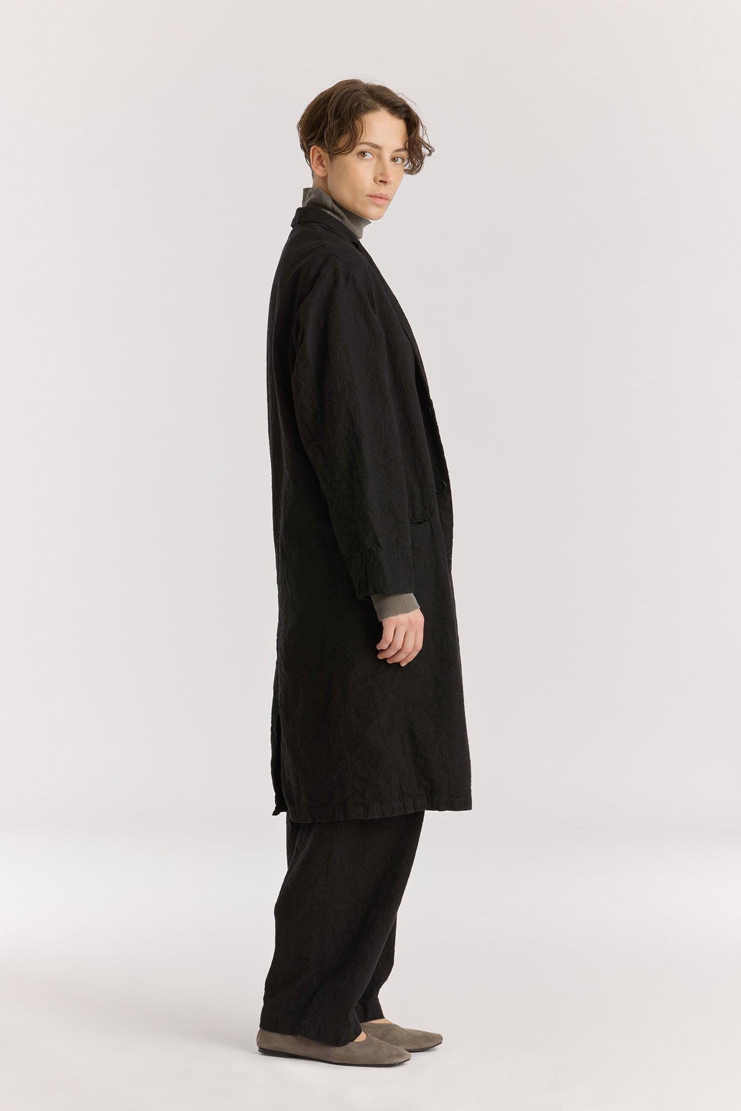 CRINKLED COAT / BLACK
Crinkled texture
Dropped shoulder
Welted pockets at the front
Slit at the back
60% Japanese Linen, 40% Japanese Cotton
Cold machine or hand wash, tumble dry low or dry flat, no bleach
Style Number: JC-LC05
Regular fit
Made in Japan