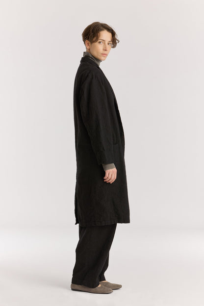 CRINKLED COAT / BLACK
Crinkled texture
Dropped shoulder
Welted pockets at the front
Slit at the back
60% Japanese Linen, 40% Japanese Cotton
Cold machine or hand wash, tumble dry low or dry flat, no bleach
Style Number: JC-LC05
Regular fit
Made in Japan