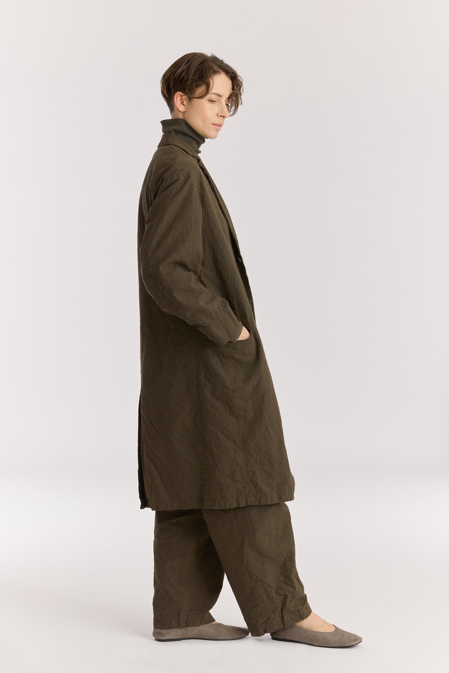 CRINKLED COAT / charcoal
Crinkled texture
Dropped shoulder
Welted pockets at the front
Slit at the back
60% Japanese Linen, 40% Japanese Cotton
Cold machine or hand wash, tumble dry low or dry flat, no bleach
Style Number: JC-LC05
Regular fit
Made in Japan
