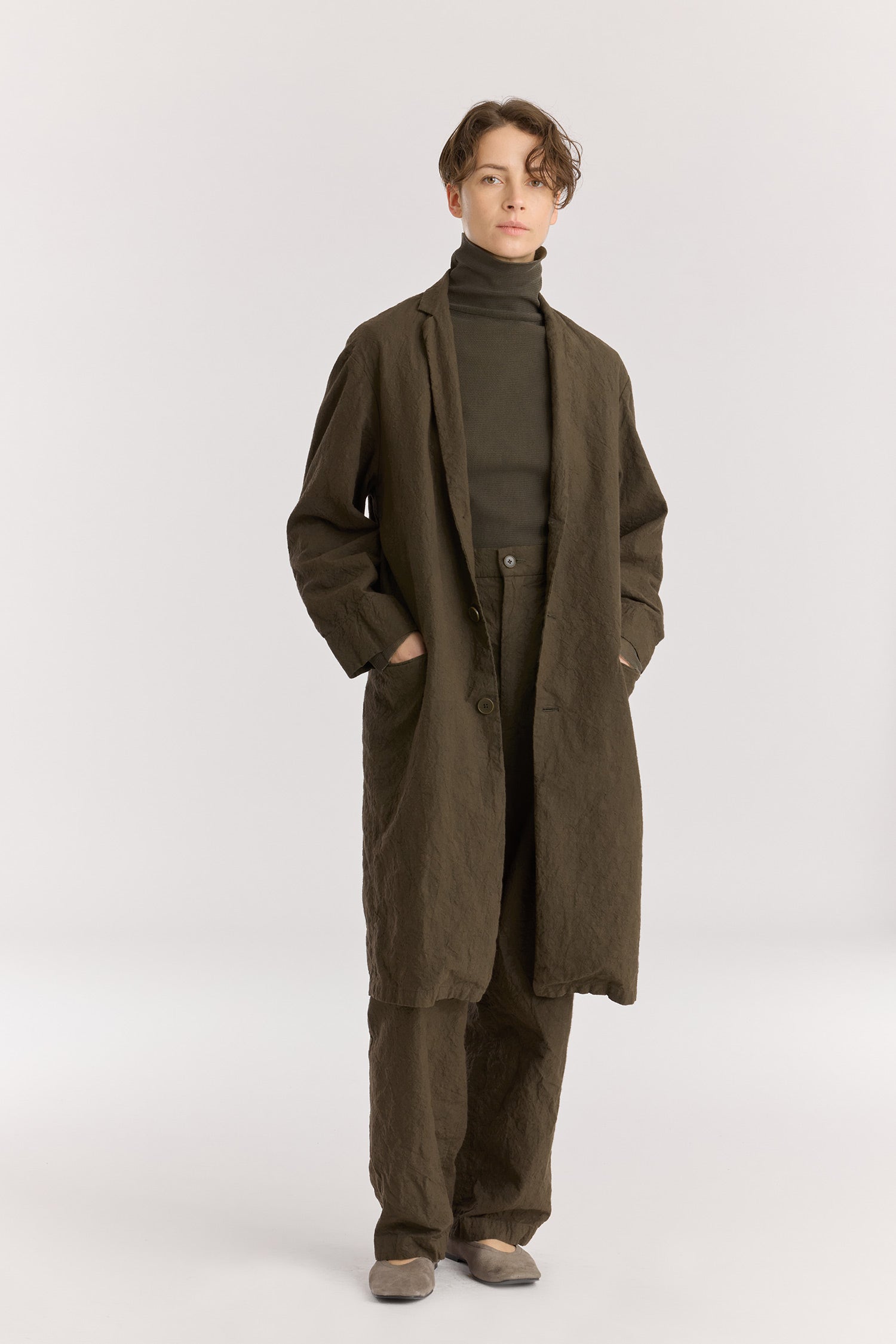 CRINKLED COAT / charcoal
Crinkled texture
Dropped shoulder
Welted pockets at the front
Slit at the back
60% Japanese Linen, 40% Japanese Cotton
Cold machine or hand wash, tumble dry low or dry flat, no bleach
Style Number: JC-LC05
Regular fit
Made in Japan