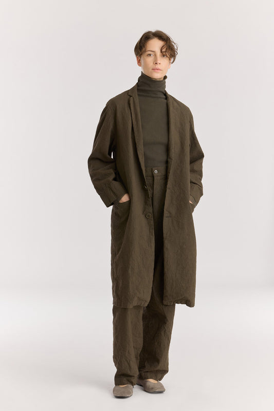 CRINKLED COAT / charcoal
Crinkled texture
Dropped shoulder
Welted pockets at the front
Slit at the back
60% Japanese Linen, 40% Japanese Cotton
Cold machine or hand wash, tumble dry low or dry flat, no bleach
Style Number: JC-LC05
Regular fit
Made in Japan