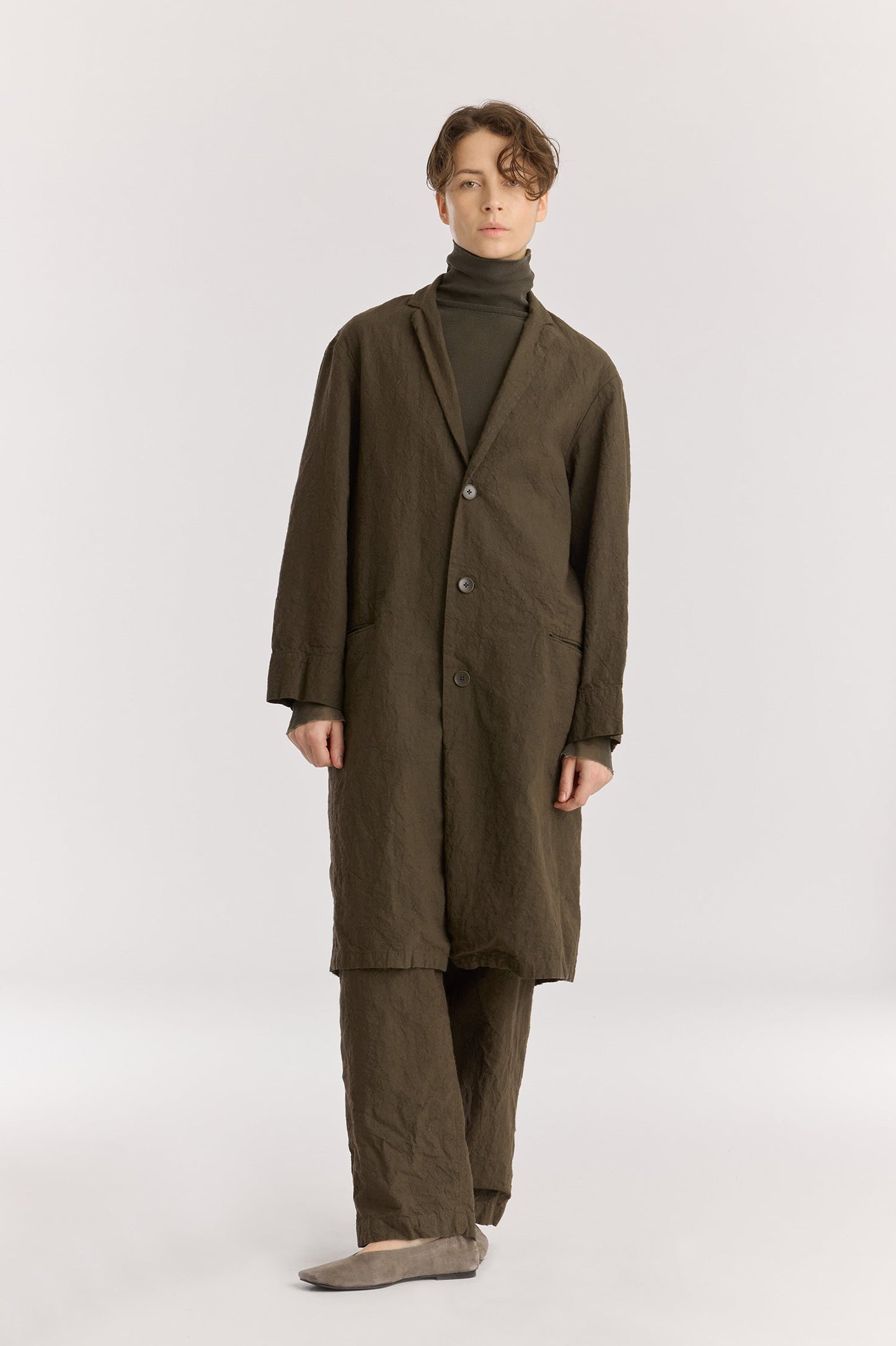 CRINKLED COAT / charcoal
Crinkled texture
Dropped shoulder
Welted pockets at the front
Slit at the back
60% Japanese Linen, 40% Japanese Cotton
Cold machine or hand wash, tumble dry low or dry flat, no bleach
Style Number: JC-LC05
Regular fit
Made in Japan