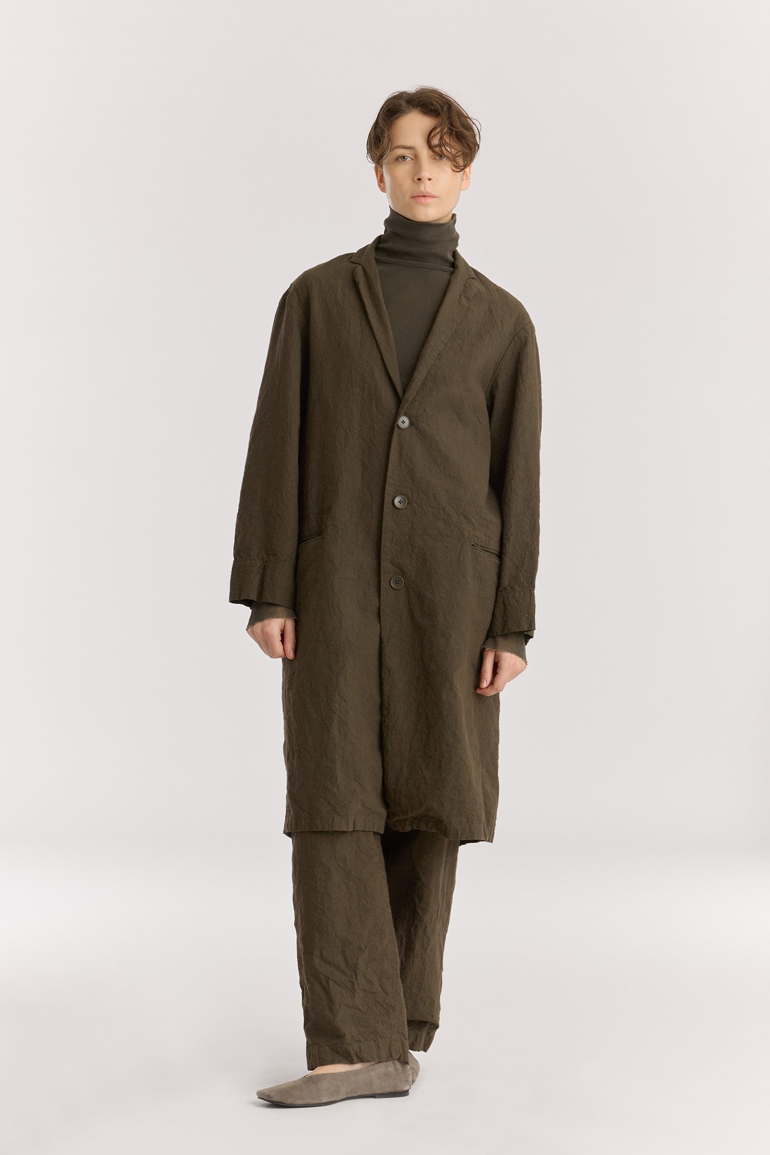 CRINKLED COAT / charcoal
Crinkled texture
Dropped shoulder
Welted pockets at the front
Slit at the back
60% Japanese Linen, 40% Japanese Cotton
Cold machine or hand wash, tumble dry low or dry flat, no bleach
Style Number: JC-LC05
Regular fit
Made in Japan
