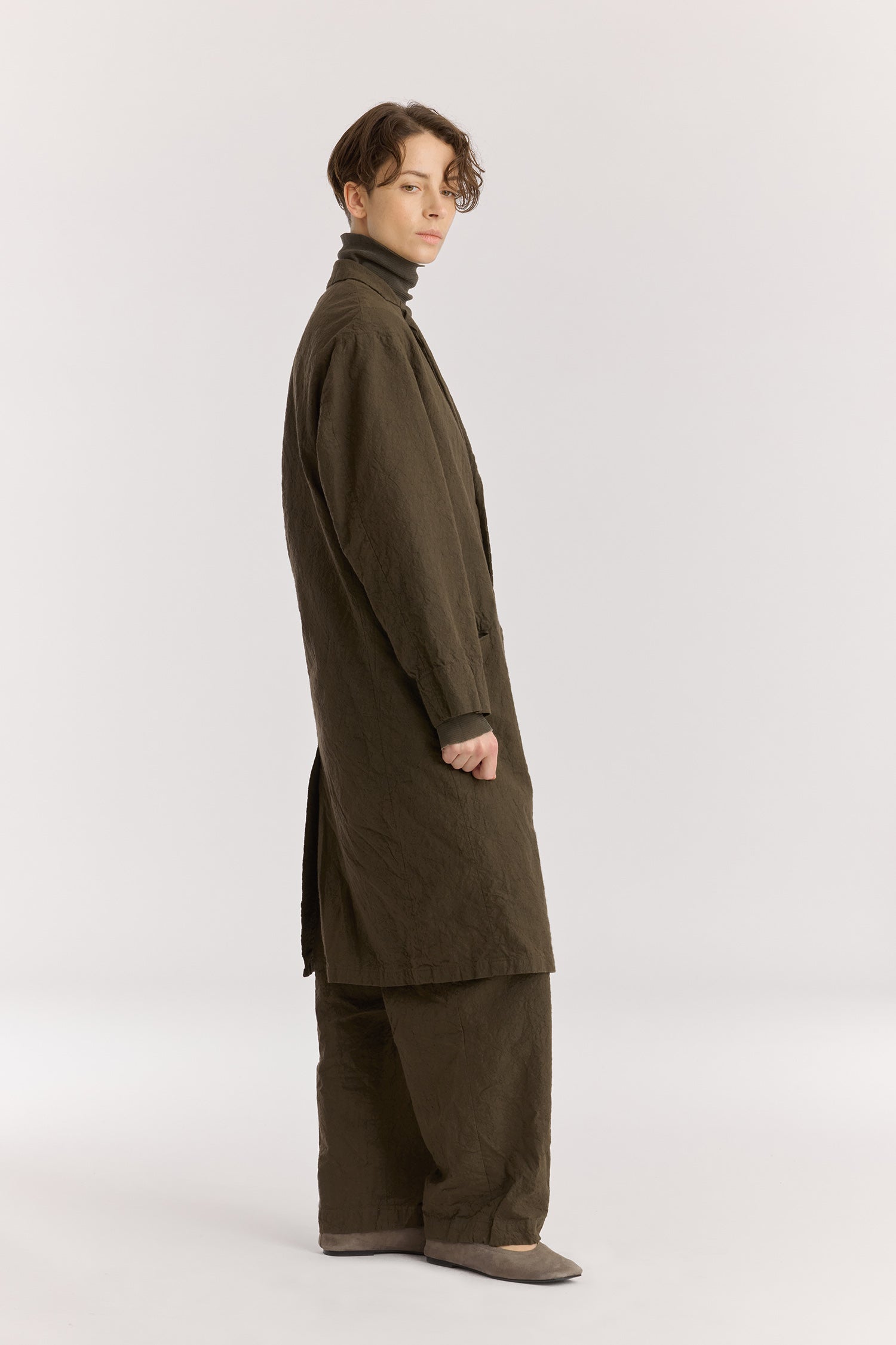 CRINKLED COAT / charcoal
Crinkled texture
Dropped shoulder
Welted pockets at the front
Slit at the back
60% Japanese Linen, 40% Japanese Cotton
Cold machine or hand wash, tumble dry low or dry flat, no bleach
Style Number: JC-LC05
Regular fit
Made in Japan
