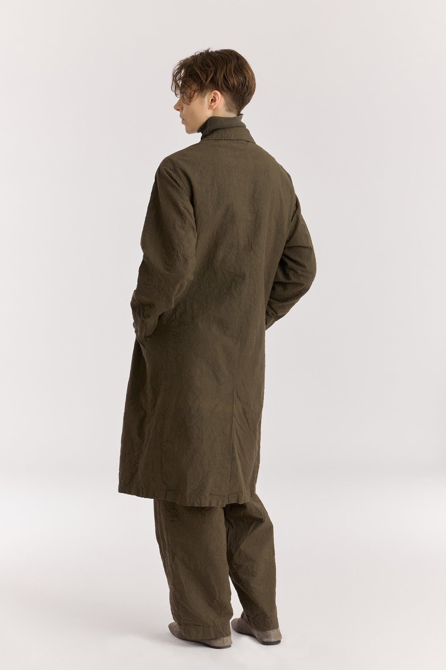 CRINKLED COAT / charcoal
Crinkled texture
Dropped shoulder
Welted pockets at the front
Slit at the back
60% Japanese Linen, 40% Japanese Cotton
Cold machine or hand wash, tumble dry low or dry flat, no bleach
Style Number: JC-LC05
Regular fit
Made in Japan