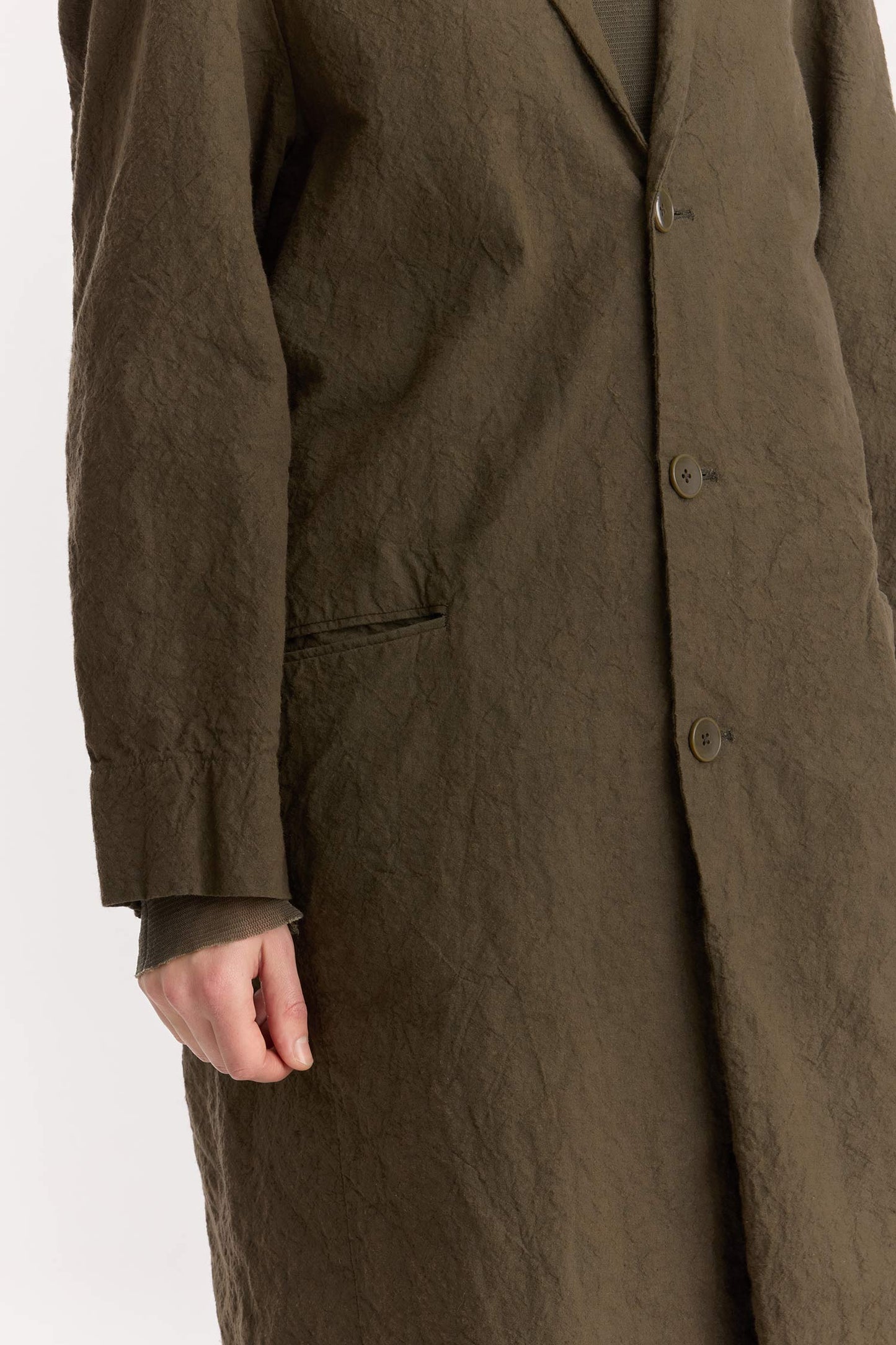 CRINKLED COAT / charcoal
Crinkled texture
Dropped shoulder
Welted pockets at the front
Slit at the back
60% Japanese Linen, 40% Japanese Cotton
Cold machine or hand wash, tumble dry low or dry flat, no bleach
Style Number: JC-LC05
Regular fit
Made in Japan