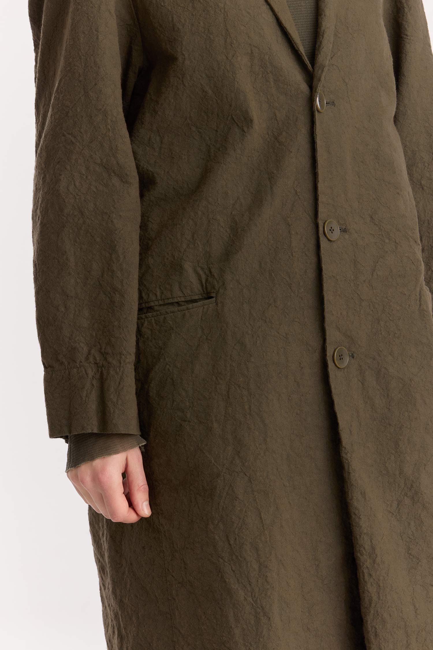 CRINKLED COAT / charcoal
Crinkled texture
Dropped shoulder
Welted pockets at the front
Slit at the back
60% Japanese Linen, 40% Japanese Cotton
Cold machine or hand wash, tumble dry low or dry flat, no bleach
Style Number: JC-LC05
Regular fit
Made in Japan