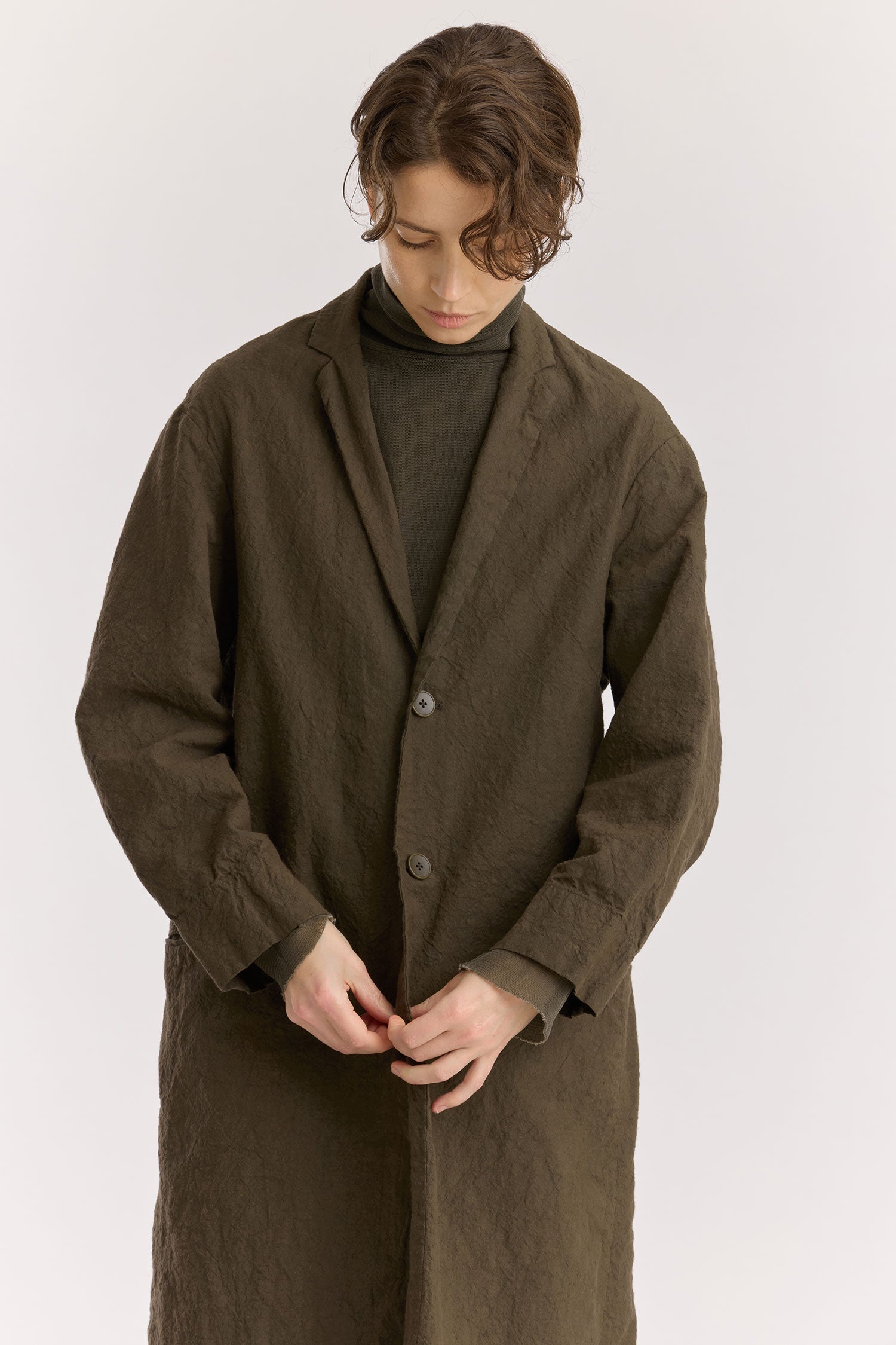 CRINKLED COAT / charcoal
Crinkled texture
Dropped shoulder
Welted pockets at the front
Slit at the back
60% Japanese Linen, 40% Japanese Cotton
Cold machine or hand wash, tumble dry low or dry flat, no bleach
Style Number: JC-LC05
Regular fit
Made in Japan