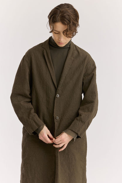 CRINKLED COAT / charcoal
Crinkled texture
Dropped shoulder
Welted pockets at the front
Slit at the back
60% Japanese Linen, 40% Japanese Cotton
Cold machine or hand wash, tumble dry low or dry flat, no bleach
Style Number: JC-LC05
Regular fit
Made in Japan