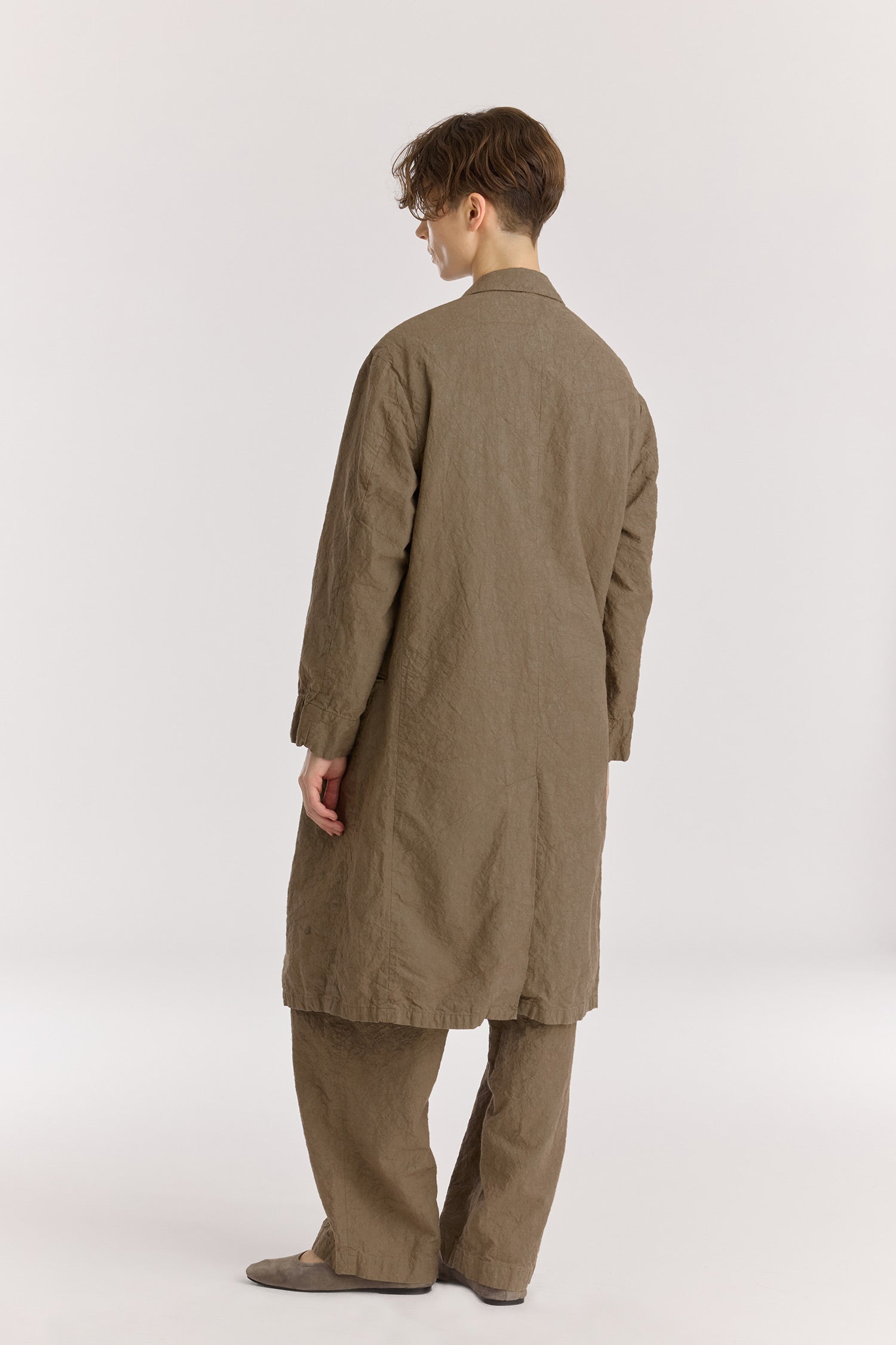 CRINKLED COAT / khaki
Crinkled texture
Dropped shoulder
Welted pockets at the front
Slit at the back
60% Japanese Linen, 40% Japanese Cotton
Cold machine or hand wash, tumble dry low or dry flat, no bleach
Style Number: JC-LC05
Regular fit
Made in Japan