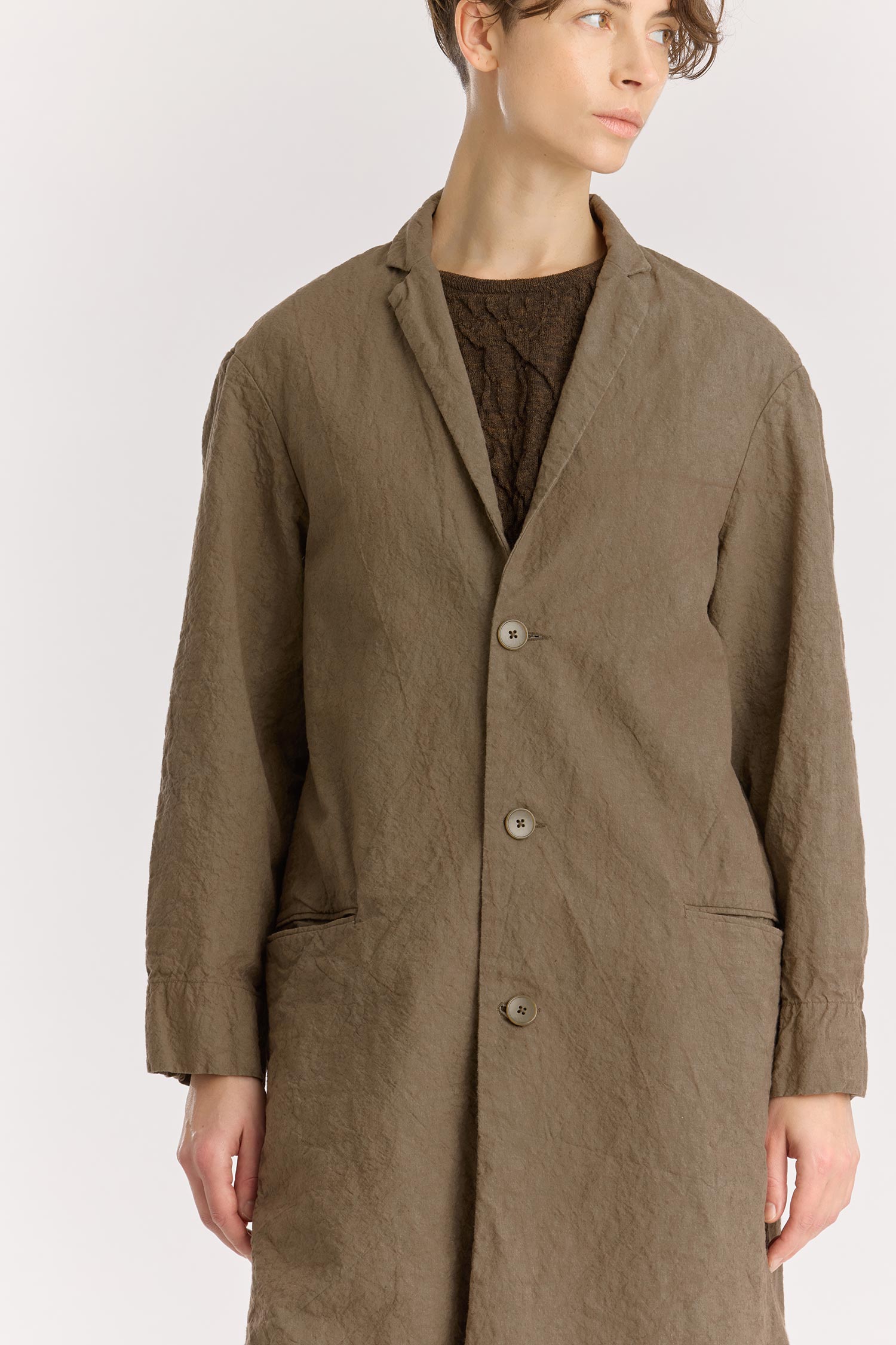 CRINKLED COAT / khaki
Crinkled texture
Dropped shoulder
Welted pockets at the front
Slit at the back
60% Japanese Linen, 40% Japanese Cotton
Cold machine or hand wash, tumble dry low or dry flat, no bleach
Style Number: JC-LC05
Regular fit
Made in Japan