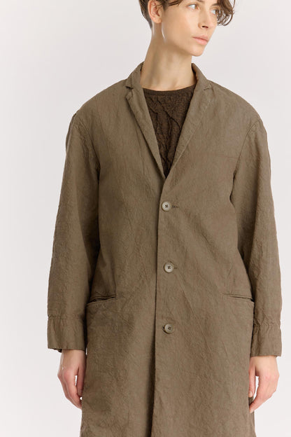 CRINKLED COAT / khaki
Crinkled texture
Dropped shoulder
Welted pockets at the front
Slit at the back
60% Japanese Linen, 40% Japanese Cotton
Cold machine or hand wash, tumble dry low or dry flat, no bleach
Style Number: JC-LC05
Regular fit
Made in Japan