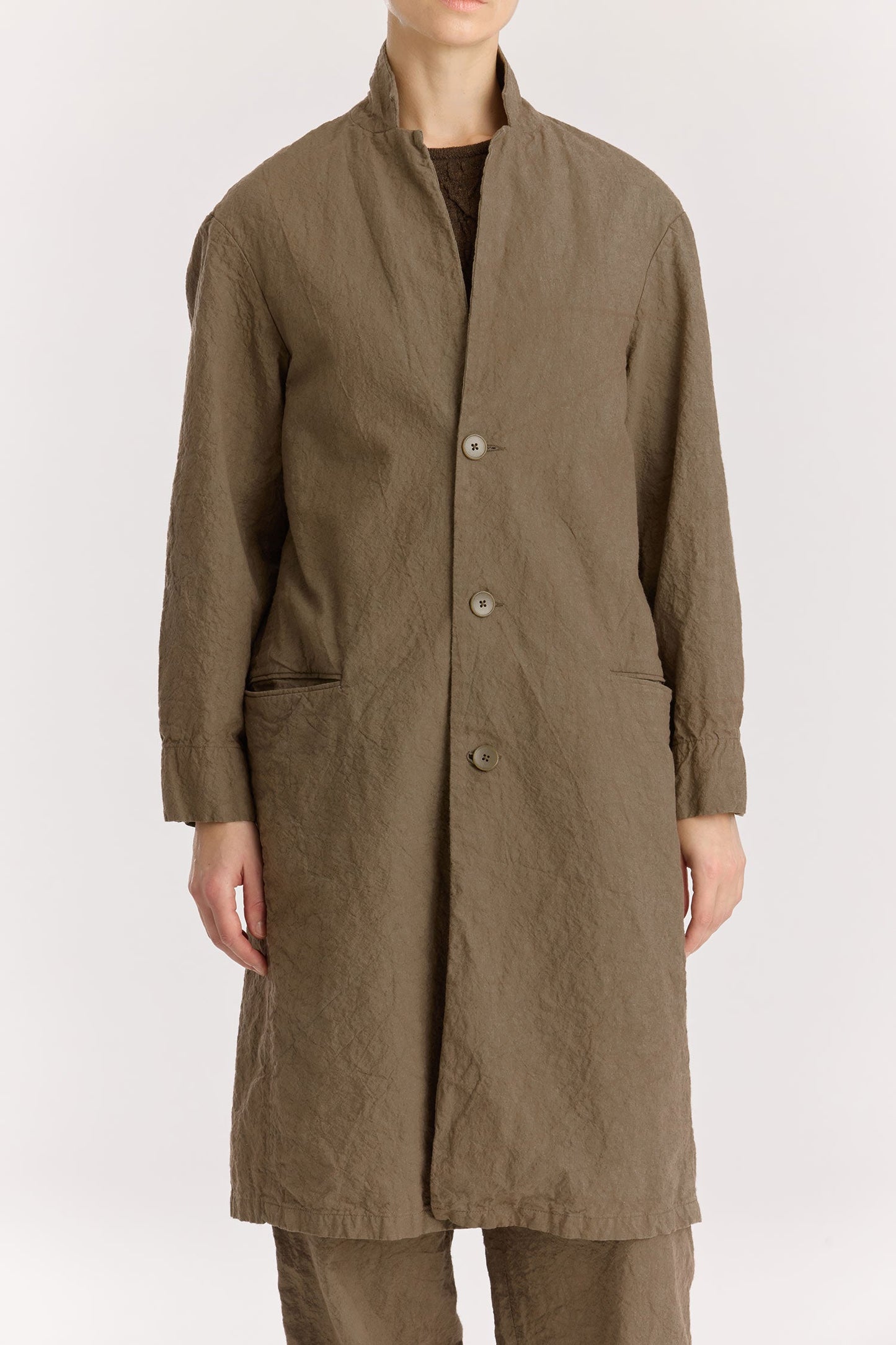 CRINKLED COAT / khaki
Crinkled texture
Dropped shoulder
Welted pockets at the front
Slit at the back
60% Japanese Linen, 40% Japanese Cotton
Cold machine or hand wash, tumble dry low or dry flat, no bleach
Style Number: JC-LC05
Regular fit
Made in Japan