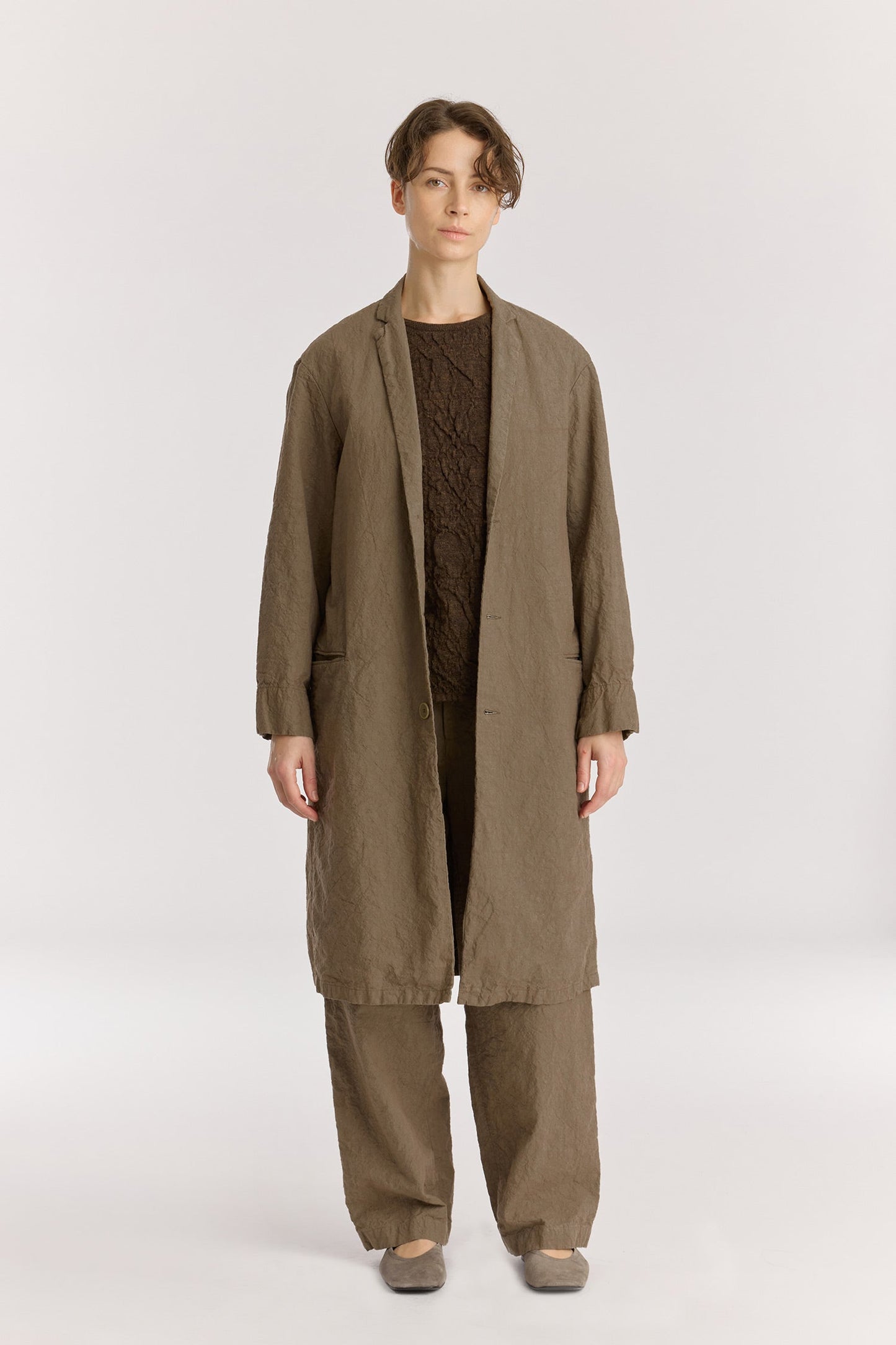CRINKLED COAT / khaki
Crinkled texture
Dropped shoulder
Welted pockets at the front
Slit at the back
60% Japanese Linen, 40% Japanese Cotton
Cold machine or hand wash, tumble dry low or dry flat, no bleach
Style Number: JC-LC05
Regular fit
Made in Japan