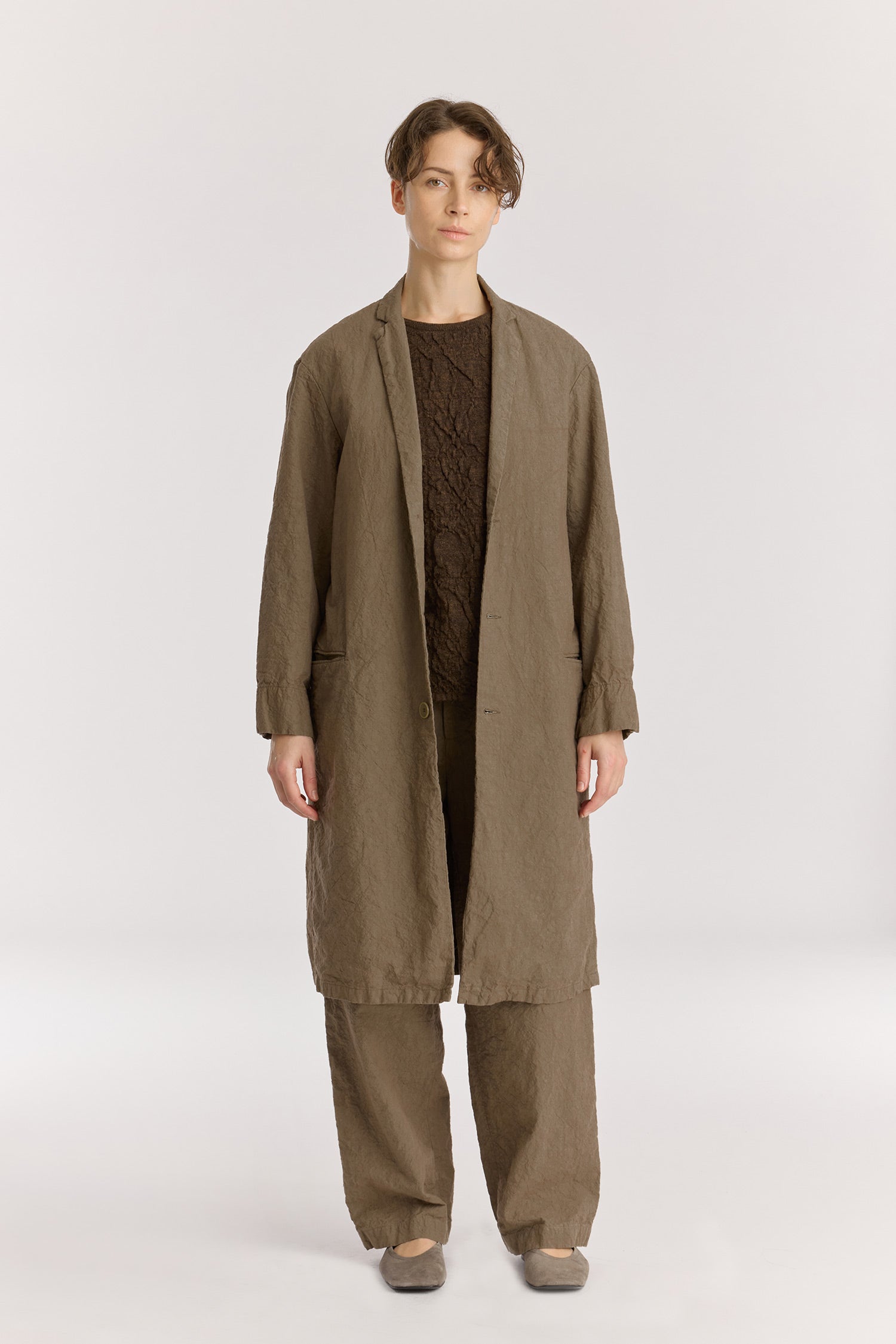 CRINKLED COAT / khaki
Crinkled texture
Dropped shoulder
Welted pockets at the front
Slit at the back
60% Japanese Linen, 40% Japanese Cotton
Cold machine or hand wash, tumble dry low or dry flat, no bleach
Style Number: JC-LC05
Regular fit
Made in Japan