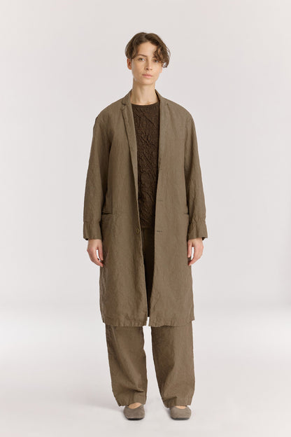 CRINKLED COAT / khaki
Crinkled texture
Dropped shoulder
Welted pockets at the front
Slit at the back
60% Japanese Linen, 40% Japanese Cotton
Cold machine or hand wash, tumble dry low or dry flat, no bleach
Style Number: JC-LC05
Regular fit
Made in Japan