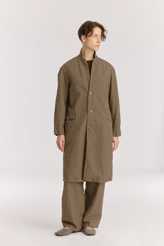 CRINKLED COAT / khaki
Crinkled texture
Dropped shoulder
Welted pockets at the front
Slit at the back
60% Japanese Linen, 40% Japanese Cotton
Cold machine or hand wash, tumble dry low or dry flat, no bleach
Style Number: JC-LC05
Regular fit
Made in Japan
