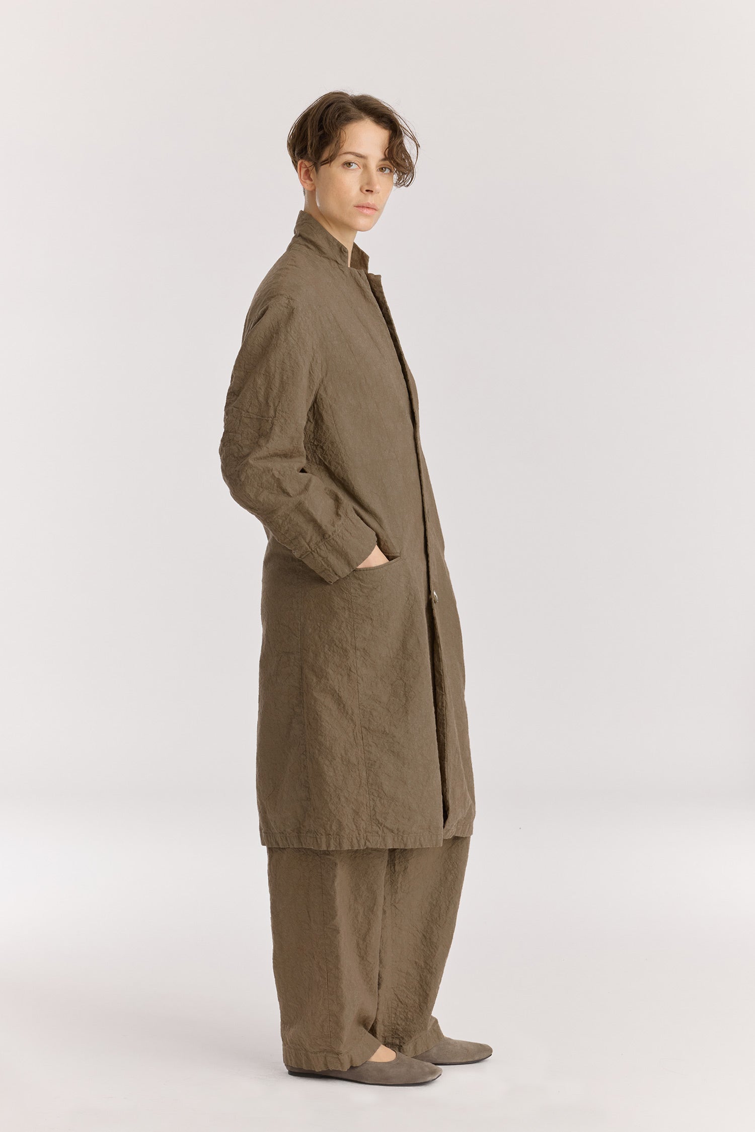 CRINKLED COAT / khaki
Crinkled texture
Dropped shoulder
Welted pockets at the front
Slit at the back
60% Japanese Linen, 40% Japanese Cotton
Cold machine or hand wash, tumble dry low or dry flat, no bleach
Style Number: JC-LC05
Regular fit
Made in Japan