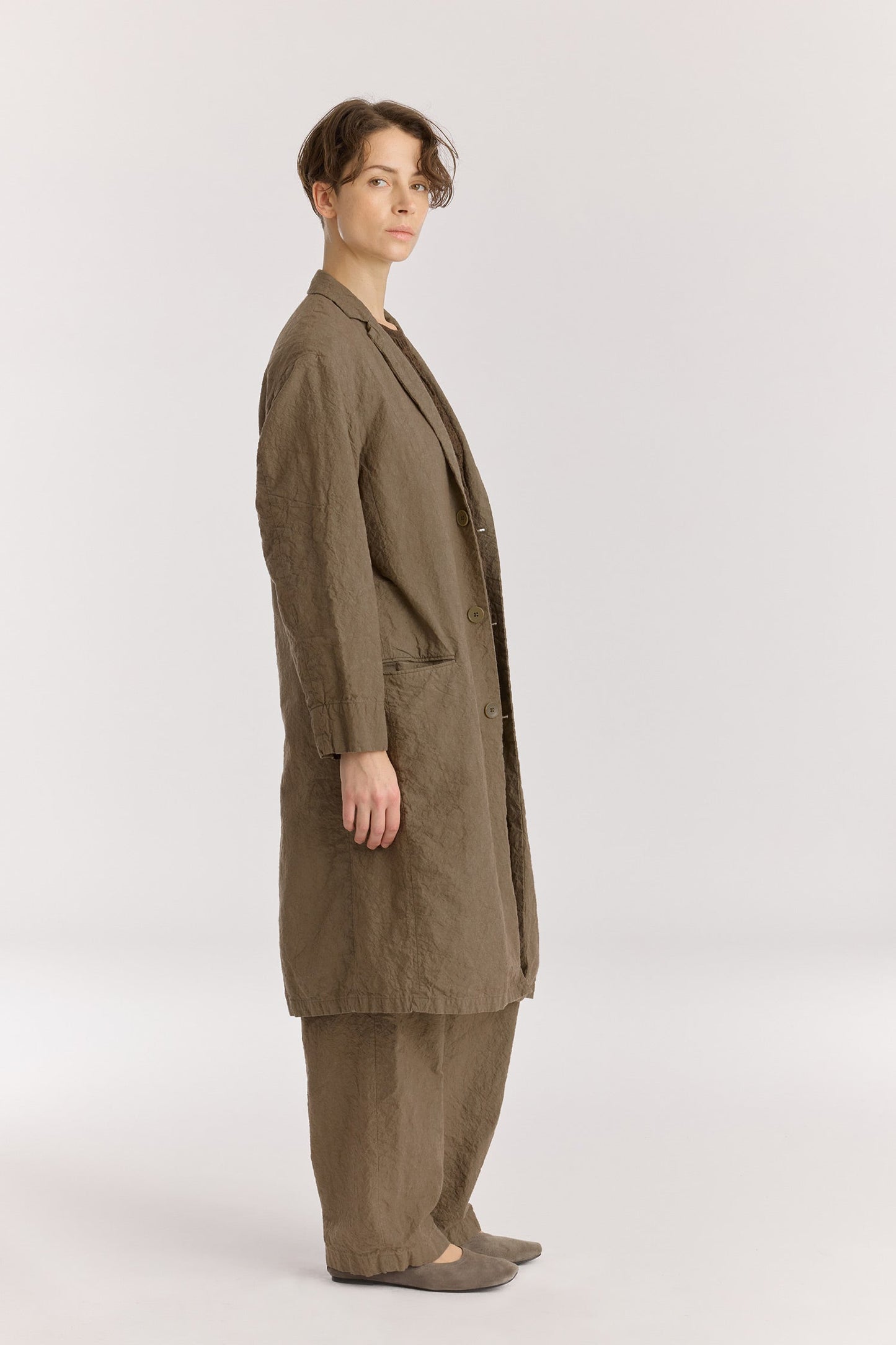 CRINKLED COAT / khaki
Crinkled texture
Dropped shoulder
Welted pockets at the front
Slit at the back
60% Japanese Linen, 40% Japanese Cotton
Cold machine or hand wash, tumble dry low or dry flat, no bleach
Style Number: JC-LC05
Regular fit
Made in Japan