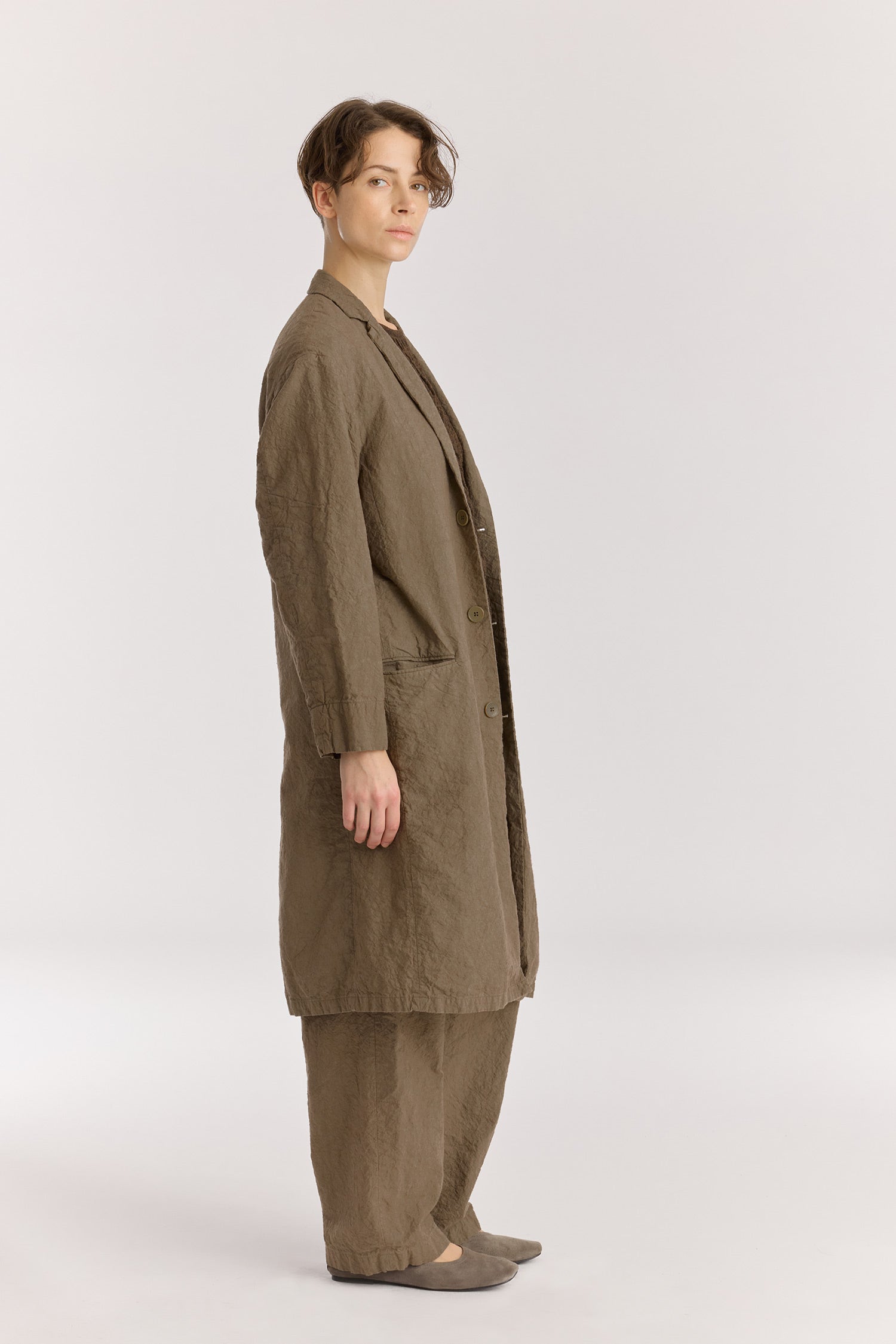 CRINKLED COAT / khaki
Crinkled texture
Dropped shoulder
Welted pockets at the front
Slit at the back
60% Japanese Linen, 40% Japanese Cotton
Cold machine or hand wash, tumble dry low or dry flat, no bleach
Style Number: JC-LC05
Regular fit
Made in Japan
