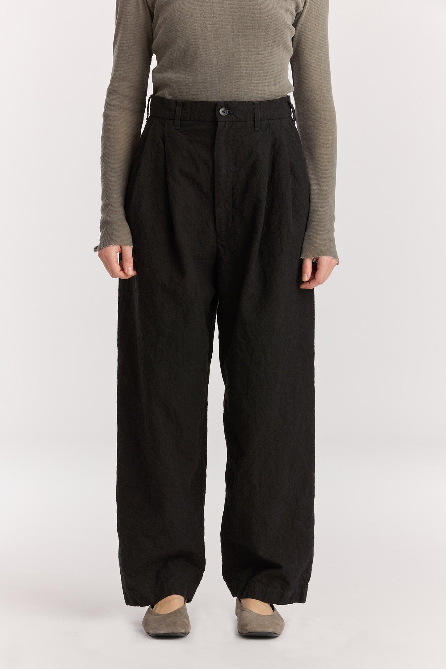 Crinkled trousers / Black
Crinkled textured
Slightly wide silhouette
Slash pockets
60% Japanese Linen, 40% Japanese Cotton
Cold machine or hand wash, tumble dry low or dry flat, no bleach
Style Number: JC-LST07
Slightly oversized fit
Made in USA