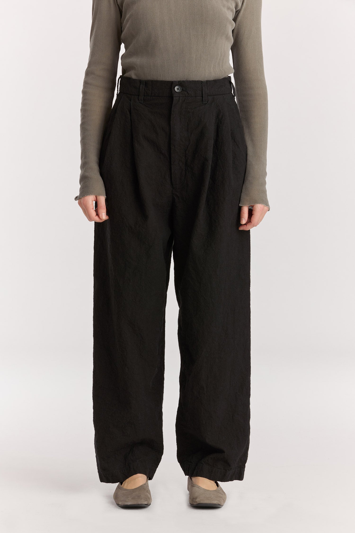 Crinkled trousers / Black
Crinkled textured
Slightly wide silhouette
Slash pockets
60% Japanese Linen, 40% Japanese Cotton
Cold machine or hand wash, tumble dry low or dry flat, no bleach
Style Number: JC-LST07
Slightly oversized fit
Made in USA