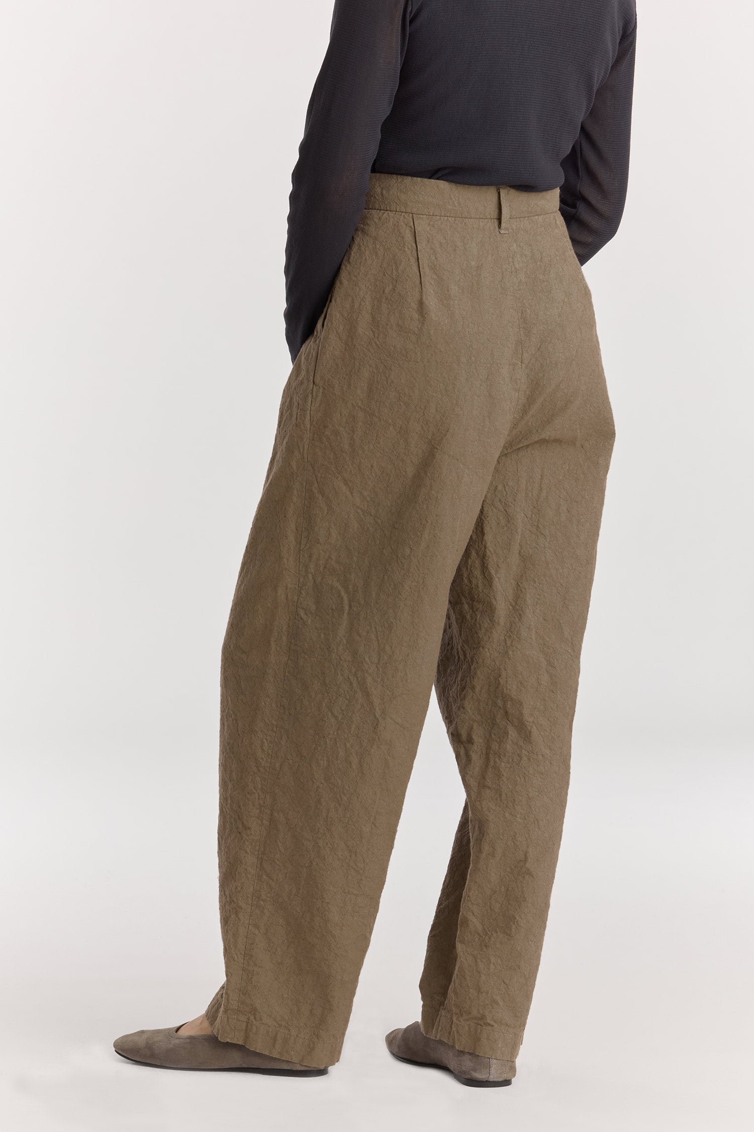 Crinkled trousers / khaki
Crinkled textured
Slightly wide silhouette
Slash pockets
60% Japanese Linen, 40% Japanese Cotton
Cold machine or hand wash, tumble dry low or dry flat, no bleach
Style Number: JC-LST07
Slightly oversized fit
Made in USA