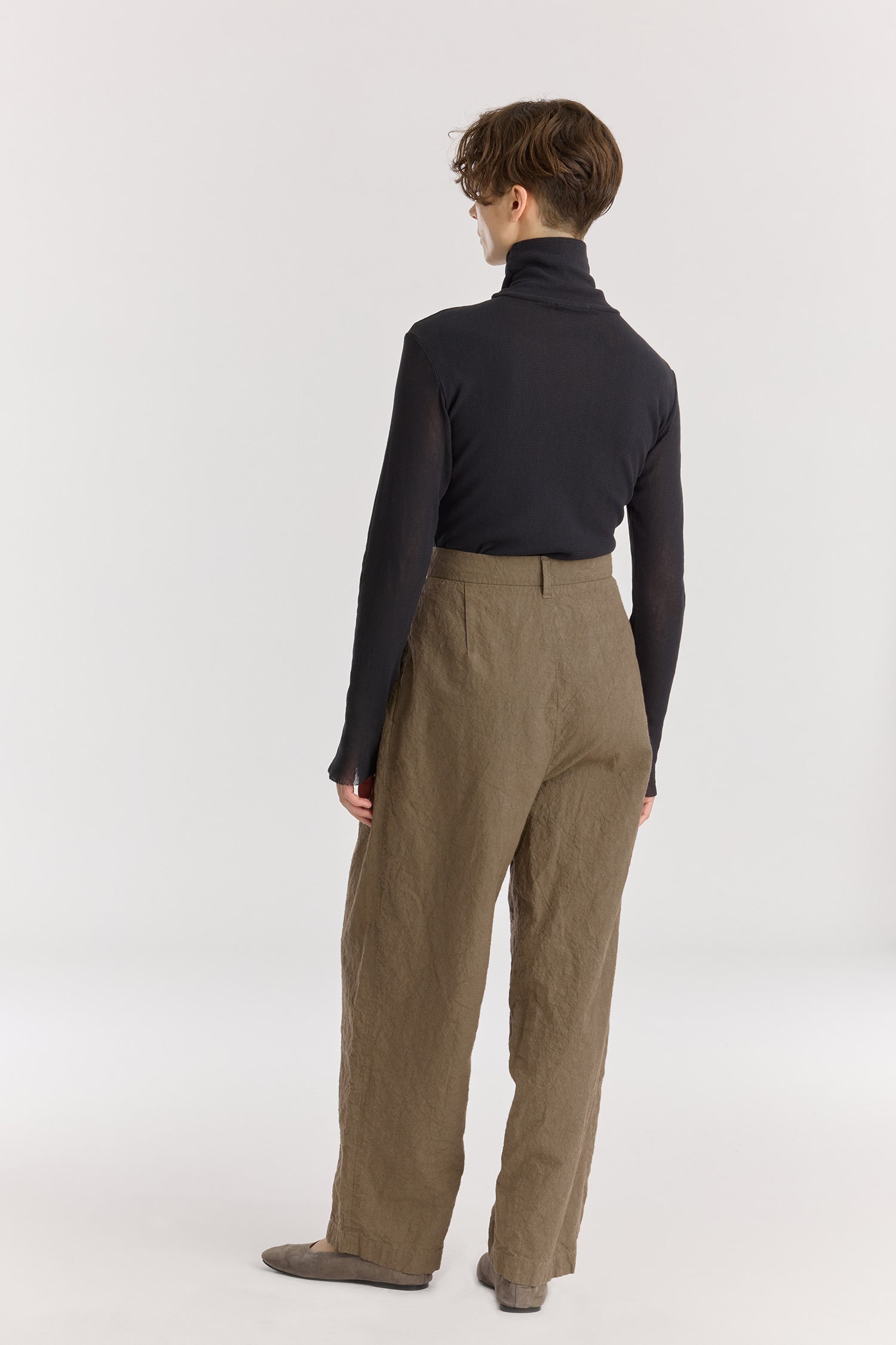 Crinkled trousers / khaki
Crinkled textured
Slightly wide silhouette
Slash pockets
60% Japanese Linen, 40% Japanese Cotton
Cold machine or hand wash, tumble dry low or dry flat, no bleach
Style Number: JC-LST07
Slightly oversized fit
Made in USA