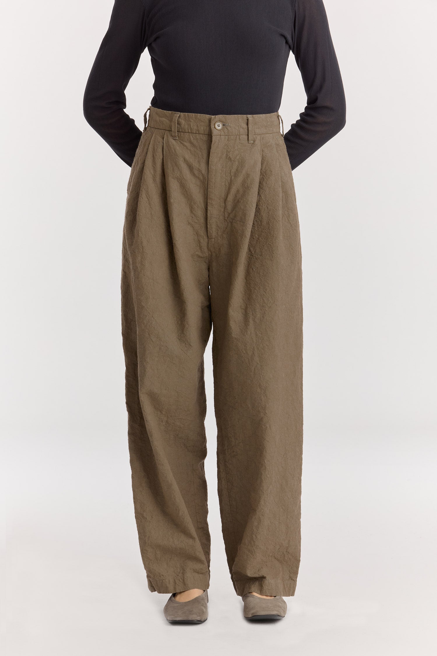 Crinkled trousers / khaki
Crinkled textured
Slightly wide silhouette
Slash pockets
60% Japanese Linen, 40% Japanese Cotton
Cold machine or hand wash, tumble dry low or dry flat, no bleach
Style Number: JC-LST07
Slightly oversized fit
Made in USA