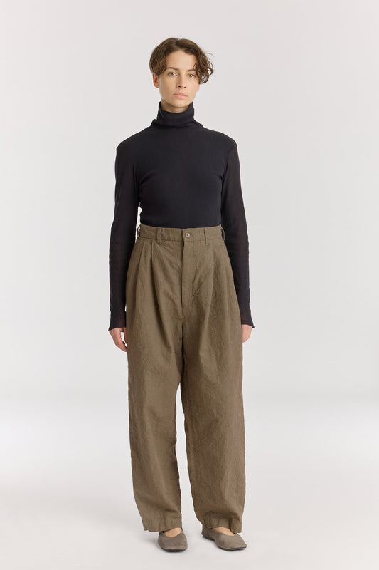 Crinkled trousers / khaki
Crinkled textured
Slightly wide silhouette
Slash pockets
60% Japanese Linen, 40% Japanese Cotton
Cold machine or hand wash, tumble dry low or dry flat, no bleach
Style Number: JC-LST07
Slightly oversized fit
Made in USA