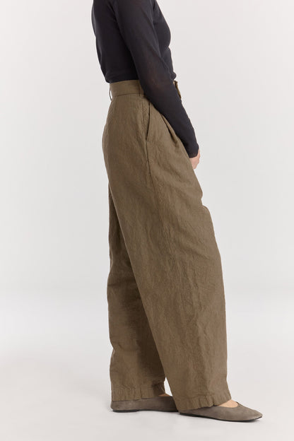 Crinkled trousers / khaki
Crinkled textured
Slightly wide silhouette
Slash pockets
60% Japanese Linen, 40% Japanese Cotton
Cold machine or hand wash, tumble dry low or dry flat, no bleach
Style Number: JC-LST07
Slightly oversized fit
Made in USA