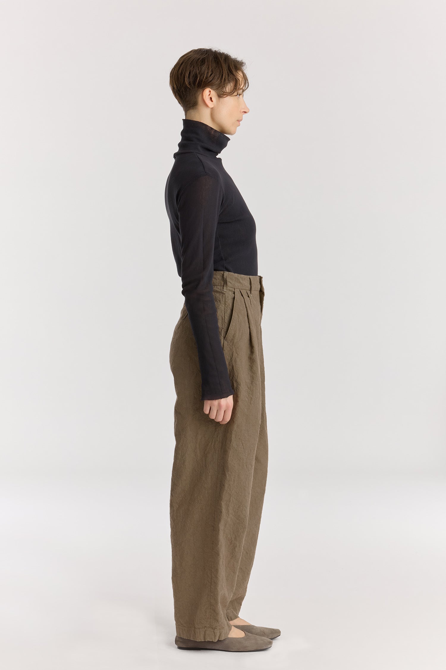 Crinkled trousers / khaki
Crinkled textured
Slightly wide silhouette
Slash pockets
60% Japanese Linen, 40% Japanese Cotton
Cold machine or hand wash, tumble dry low or dry flat, no bleach
Style Number: JC-LST07
Slightly oversized fit
Made in USA