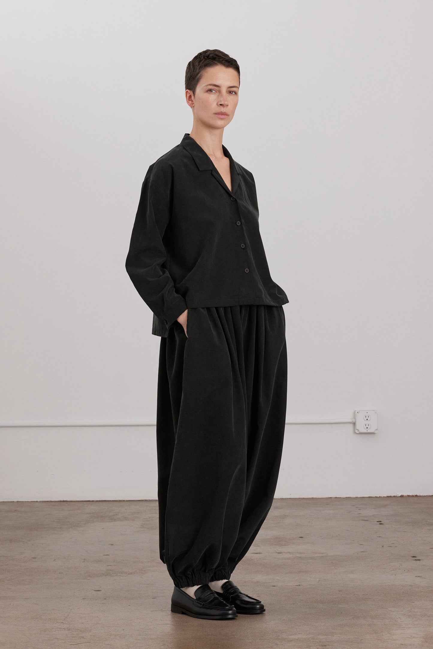 CROPPED L/S SHIRTS / BLACK