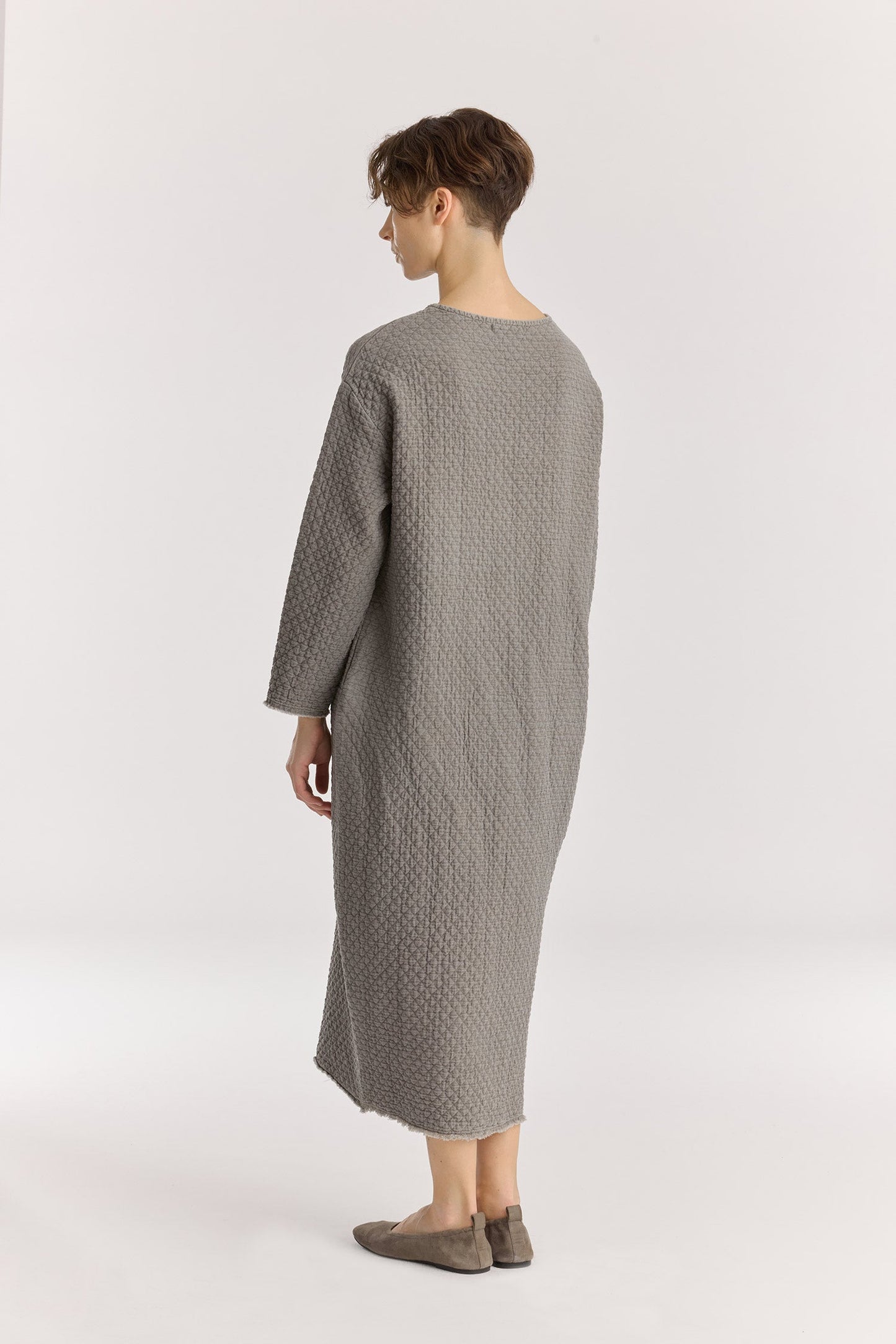 Diamond Quilted Dress / Dk. Stone
Basic crew neck
Frayed edge detailing at sleeves and hem&nbsp;
Side seam pockets
Soft fabric
70% cotton, 16% viscose, 14% nylon
Machine wash in cold water, tumble dry low, no bleach
Style number: DQ-LD18
Made in USA