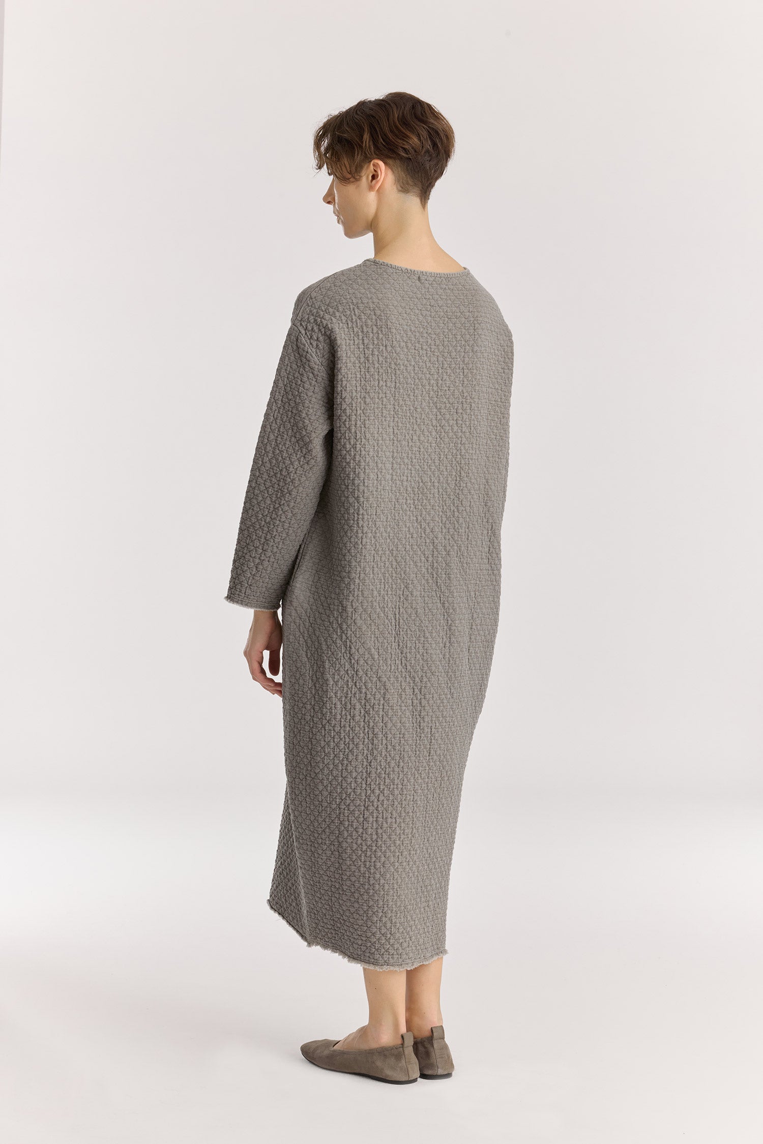 Diamond Quilted Dress / Dk. Stone
Basic crew neck
Frayed edge detailing at sleeves and hem&nbsp;
Side seam pockets
Soft fabric
70% cotton, 16% viscose, 14% nylon
Machine wash in cold water, tumble dry low, no bleach
Style number: DQ-LD18
Made in USA