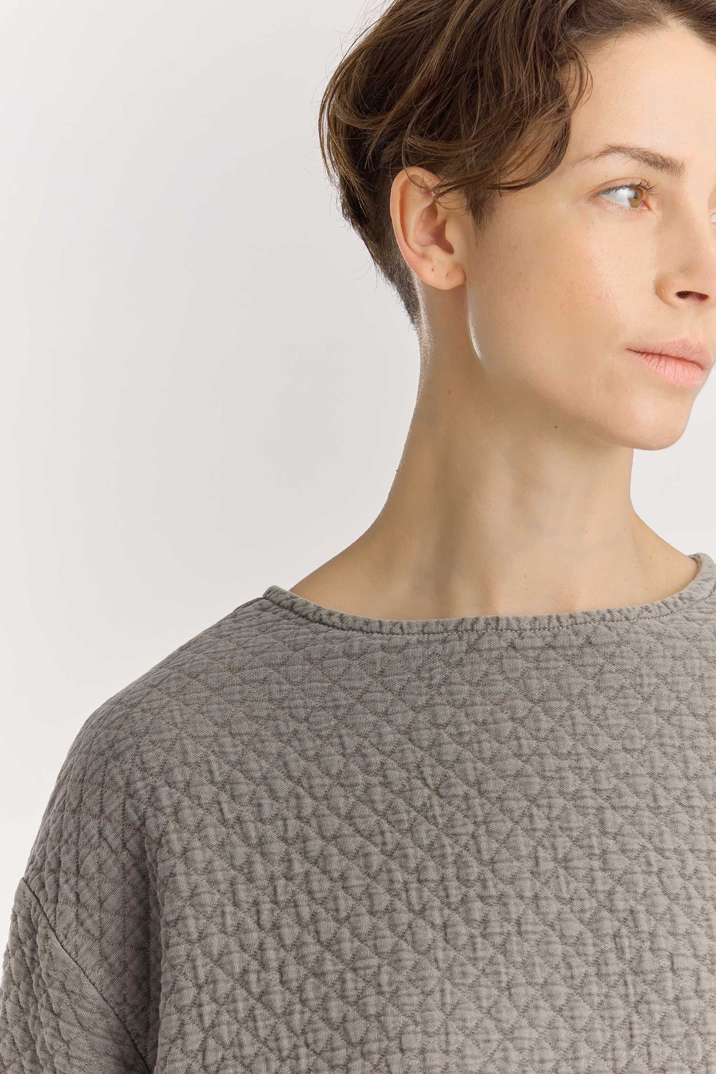 Diamond Quilted Dress / Dk. Stone
Basic crew neck
Frayed edge detailing at sleeves and hem&nbsp;
Side seam pockets
Soft fabric
70% cotton, 16% viscose, 14% nylon
Machine wash in cold water, tumble dry low, no bleach
Style number: DQ-LD18
Made in USA